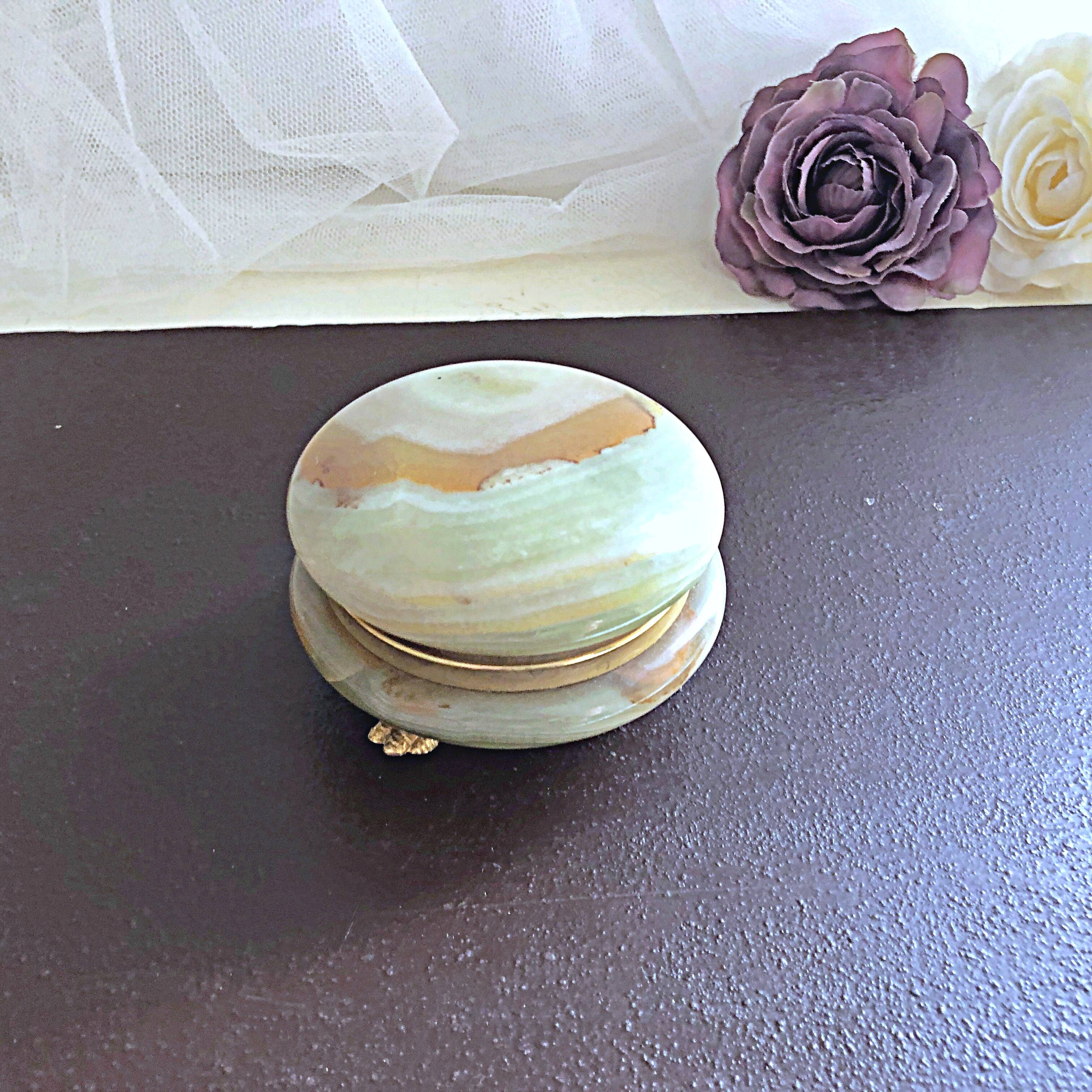 Small round box in green marbled onyx tripod lion paws brass