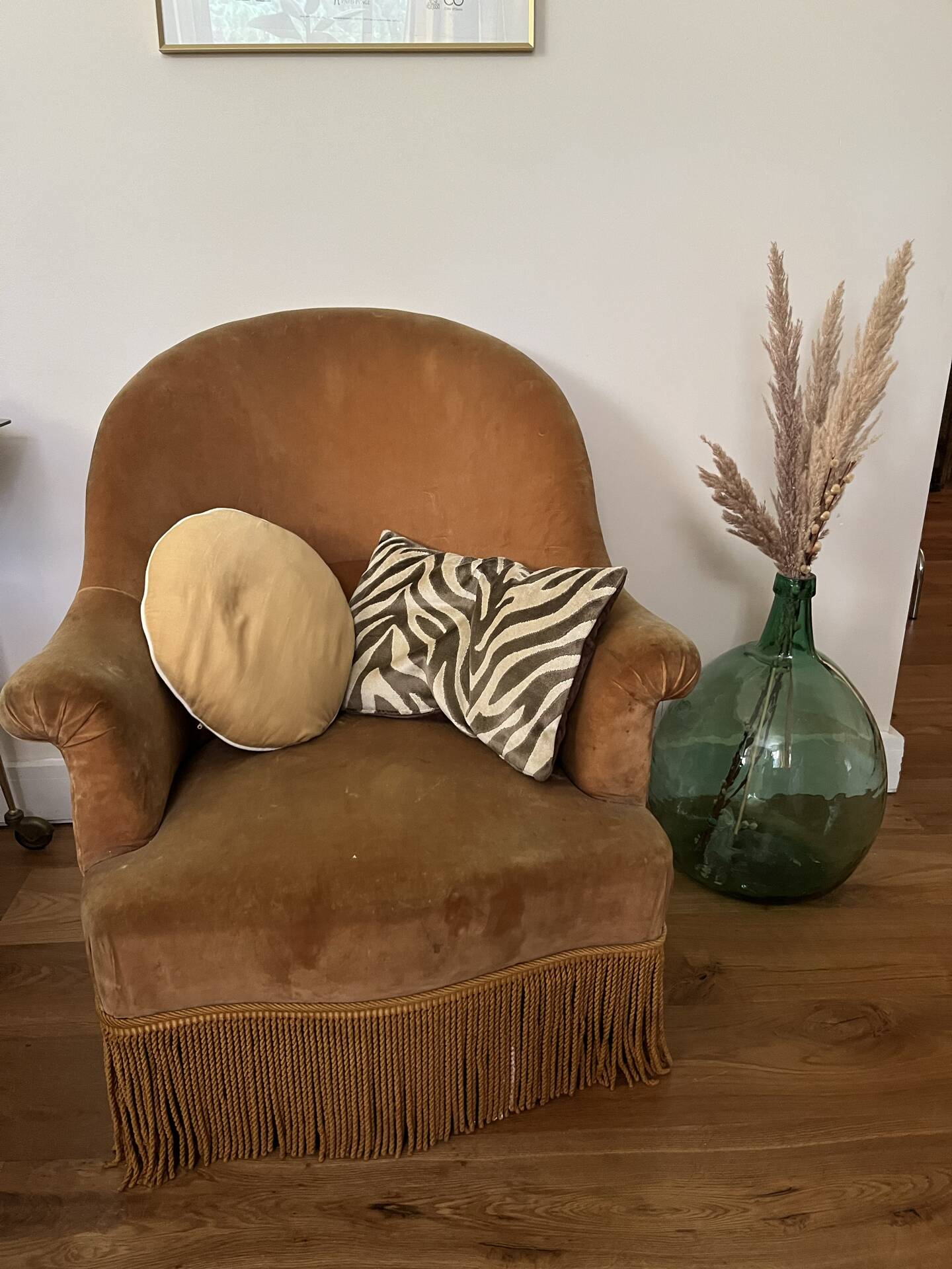 Joli fauteuil crapaud ancien velours moutarde