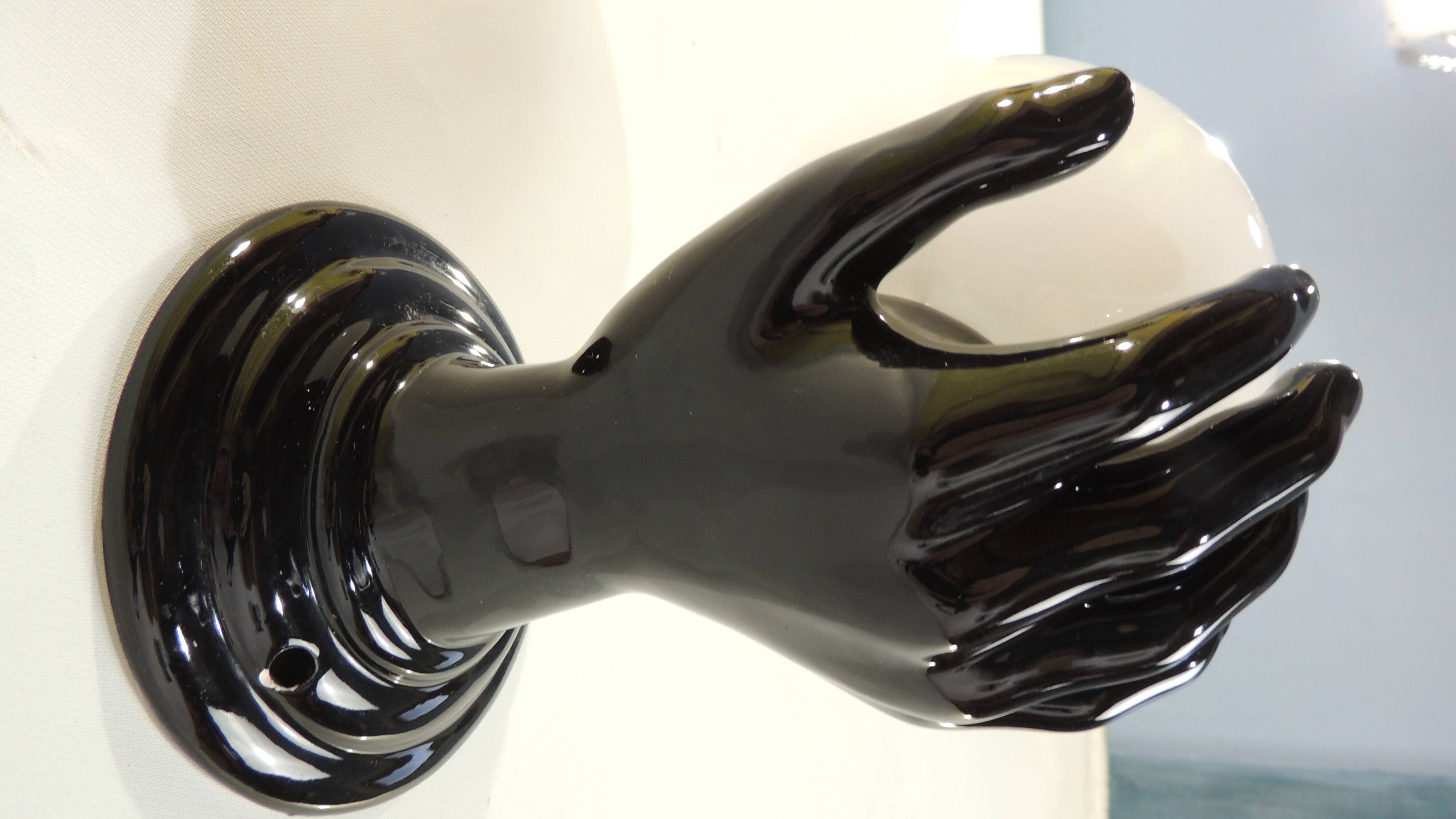 Paire d’appliques mains noires tenant un globe en opaline, années 70