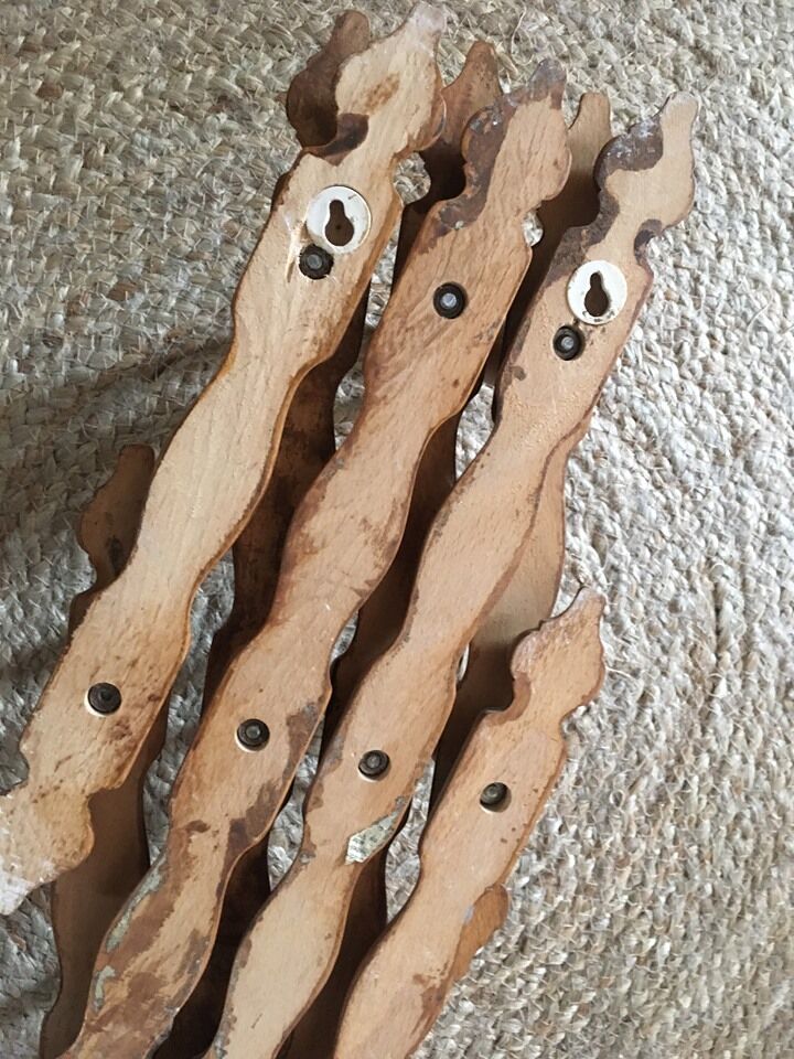 Stretchy wooden wall hanger with ten hooks