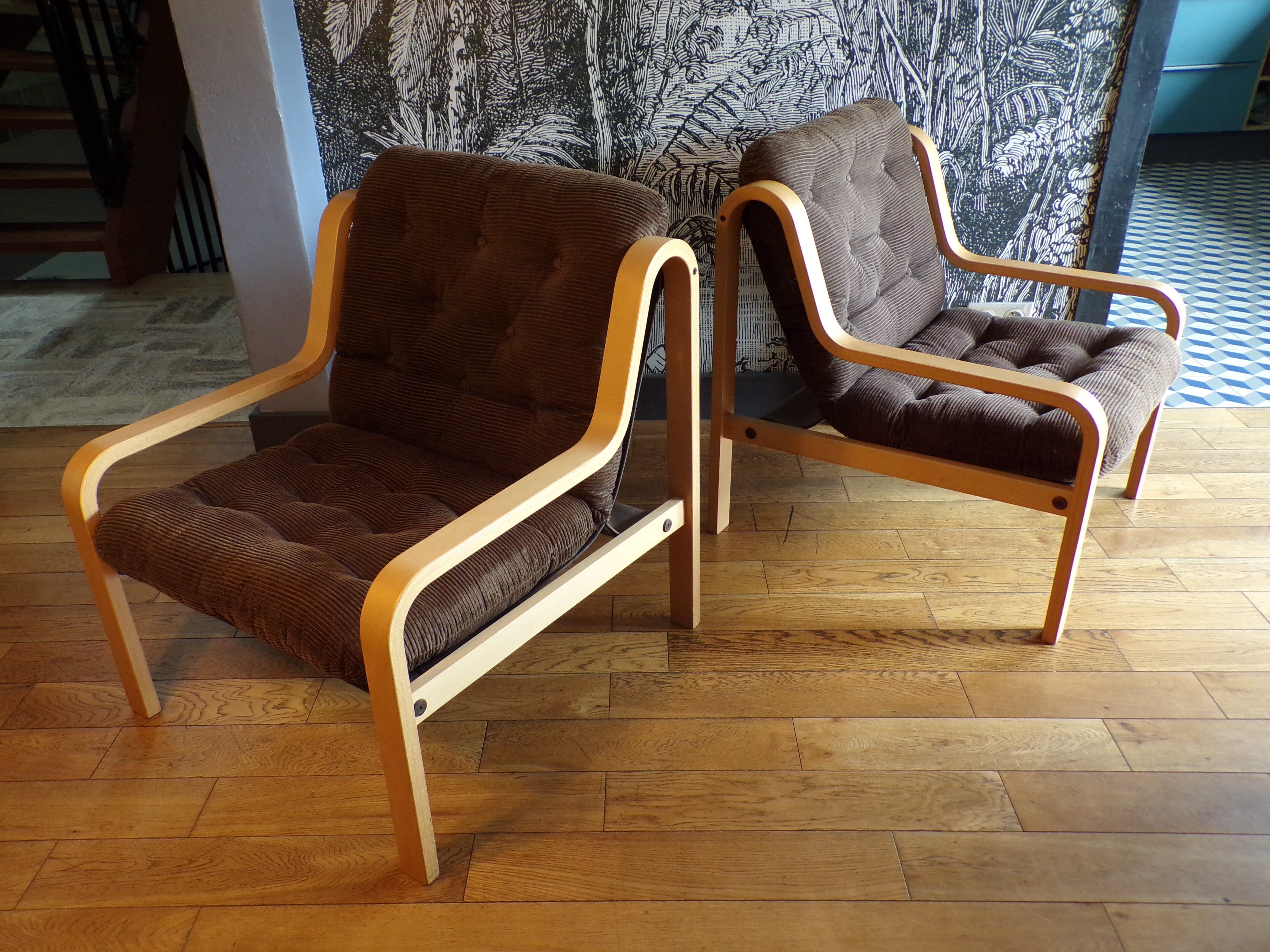 Paire de fauteuils scandinaves en bois cintré