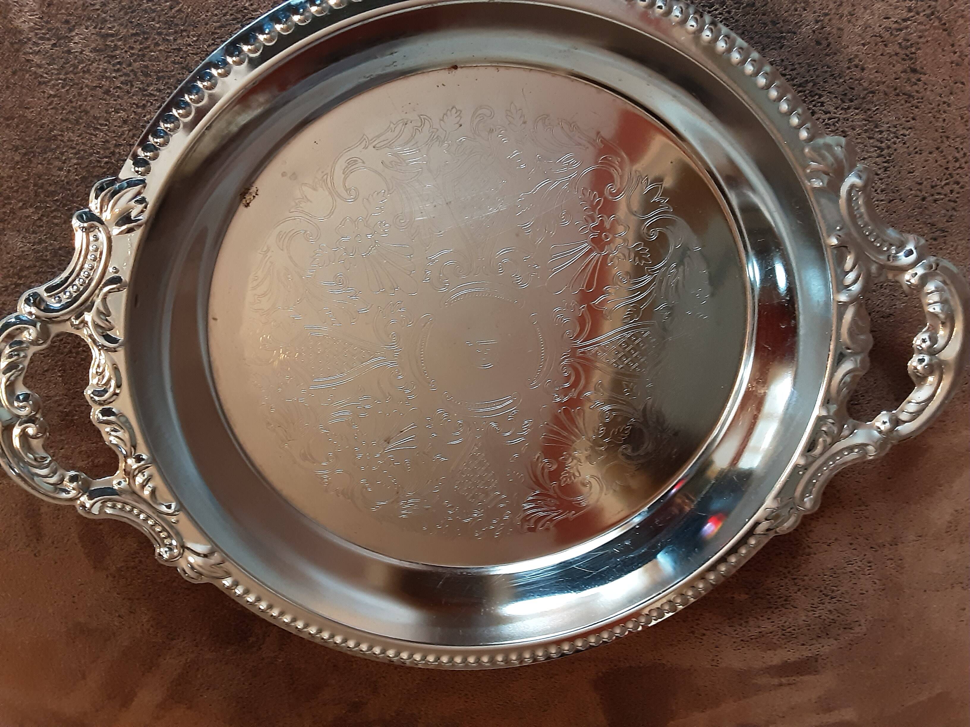 Set of 2 metal dishes