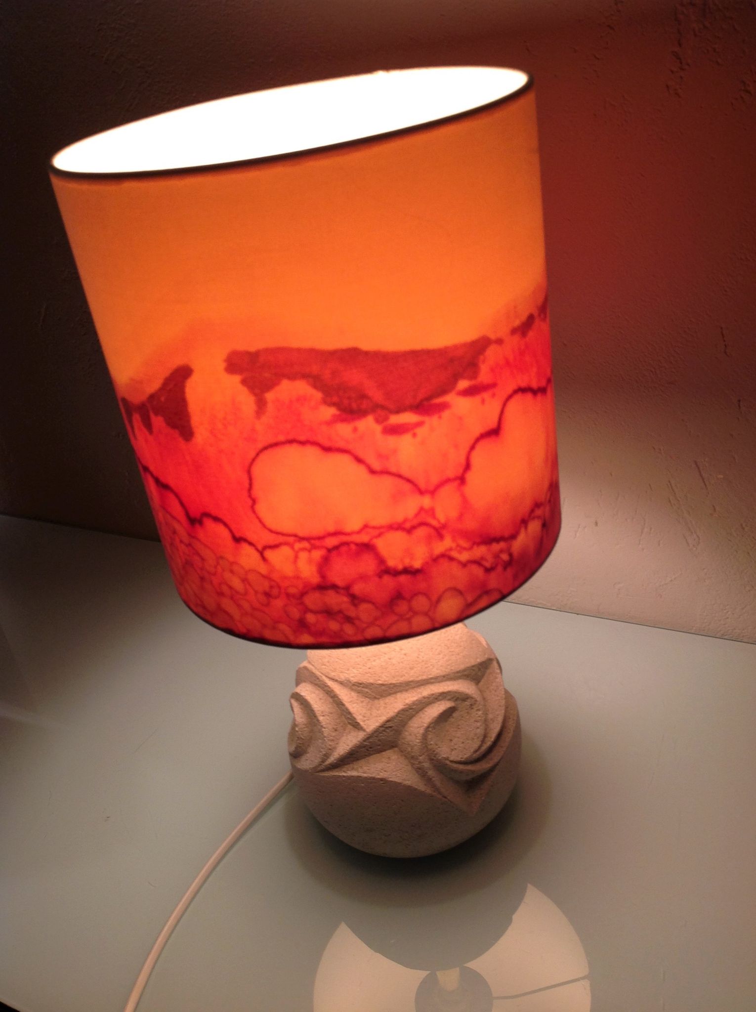Ovoid lamp in carved stone and printed lampshade / vintage 60-70s