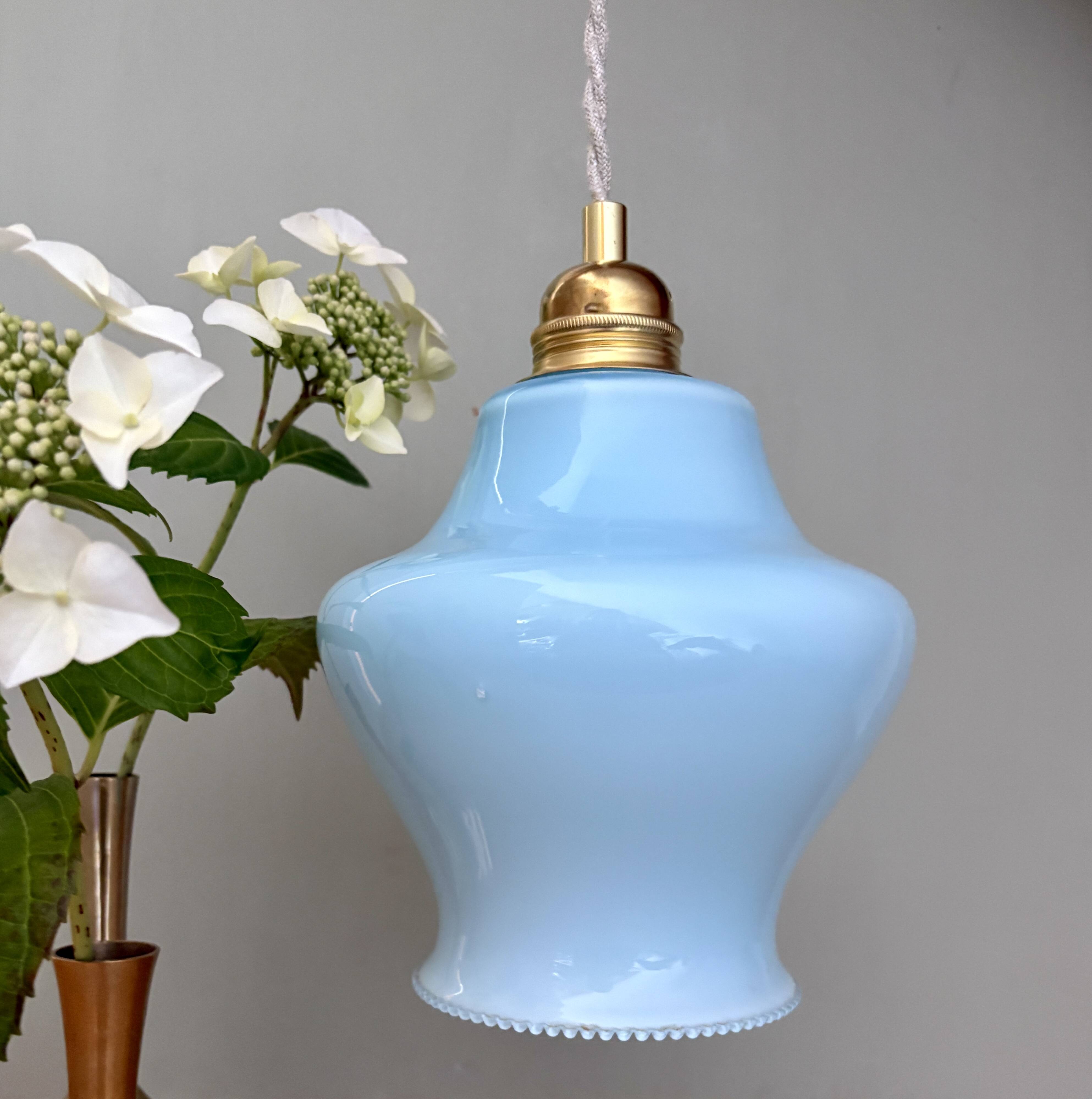 Suspension globe vintage en opaline bleue