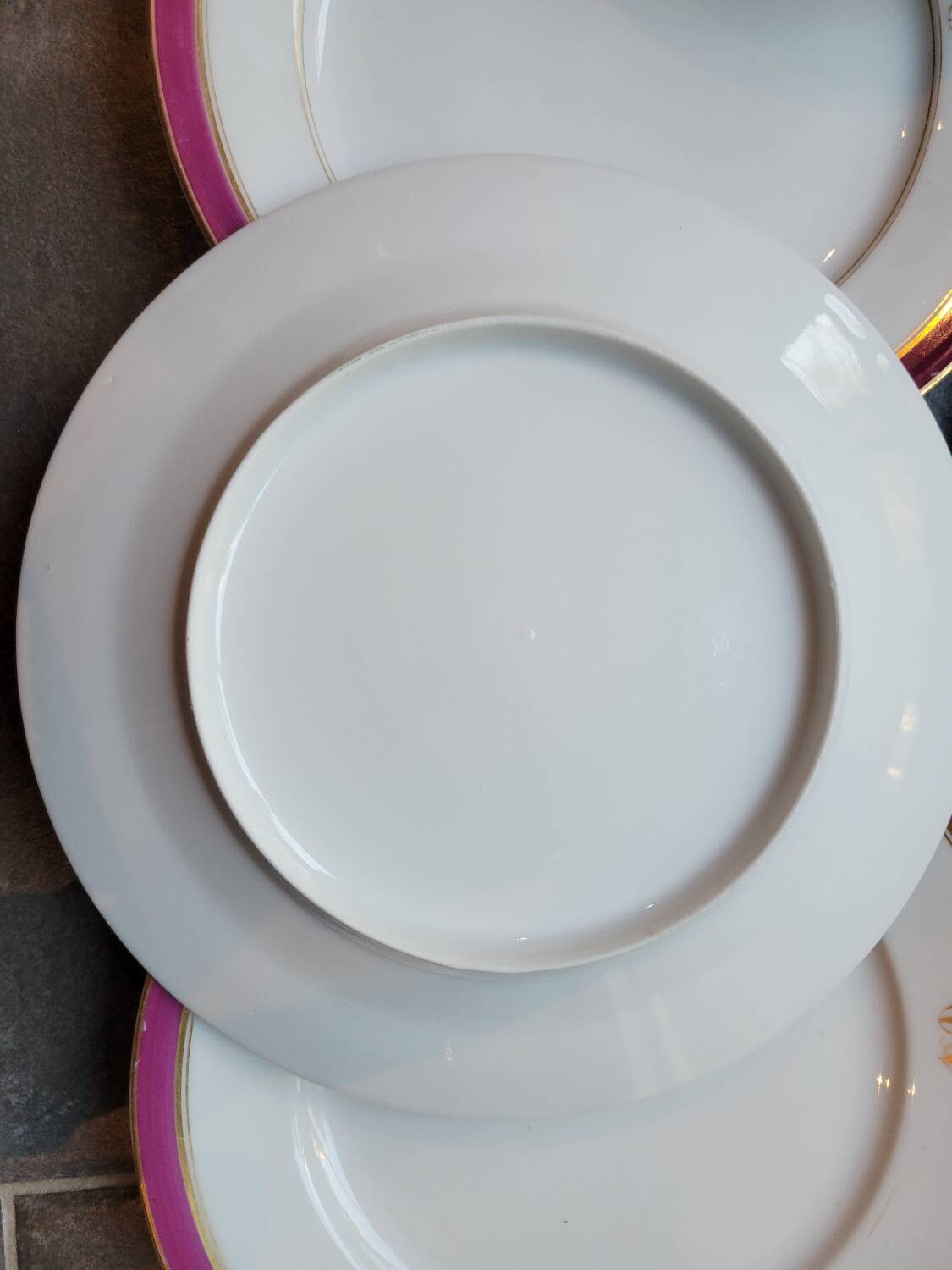 13 assiettes à dessert monogramme HS