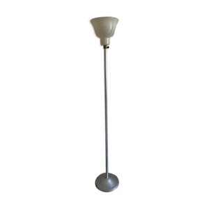 Lampadaire vintage moderniste, métal chromé et abat-jour en opaline de forme tulipe - 1930
