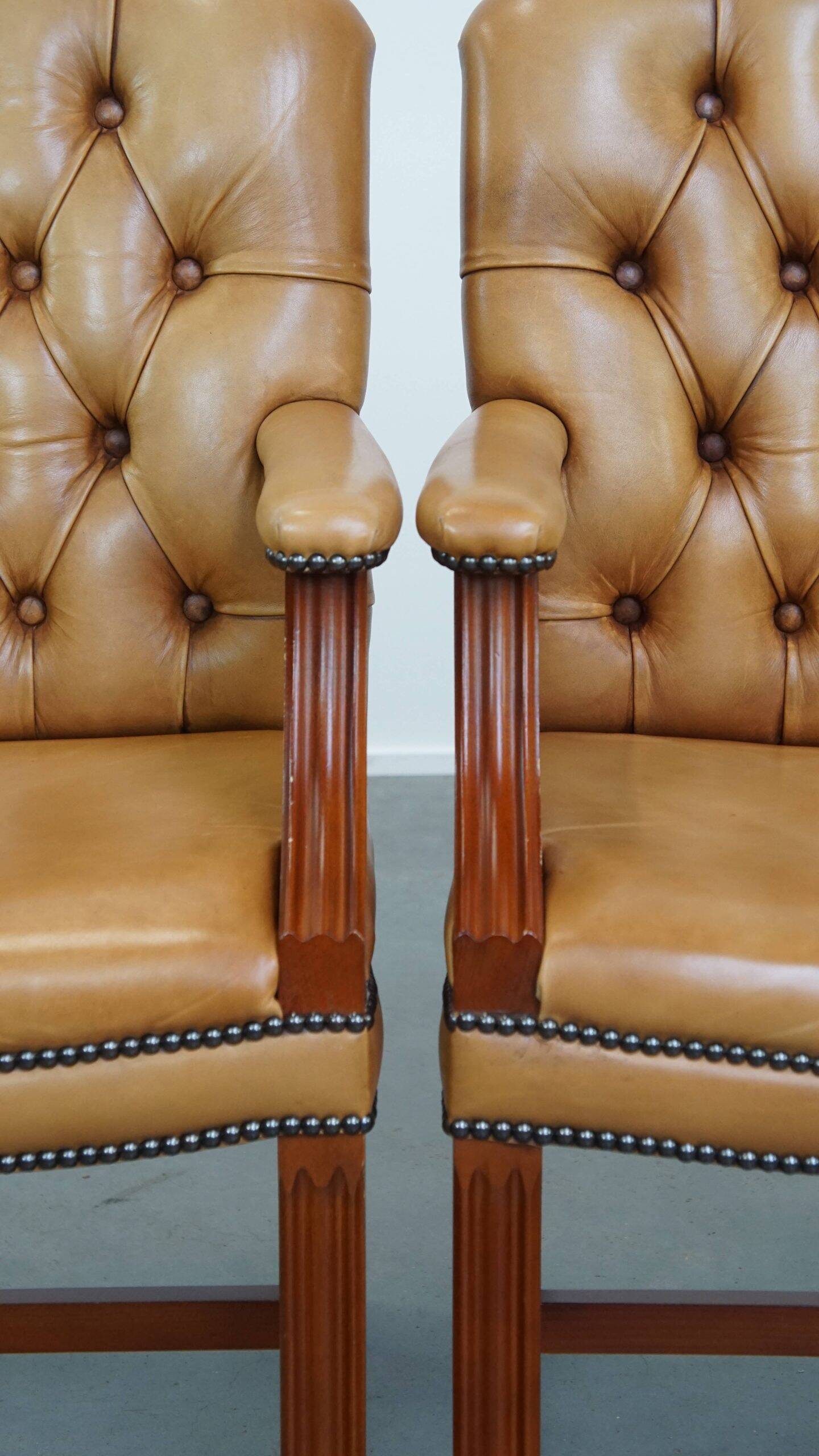 Set of 4 cowhide leather Chesterfield dining chairs in light cognac colour