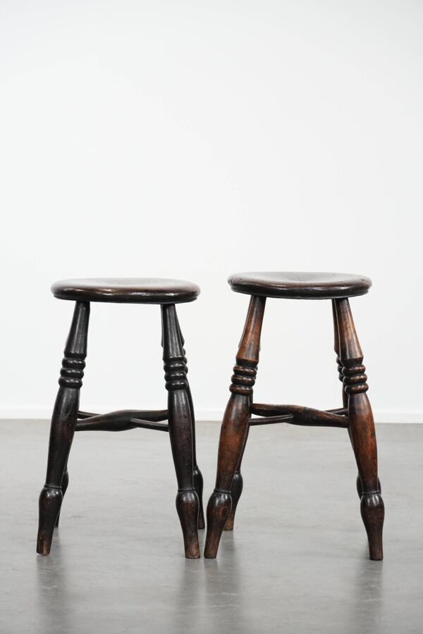 Ensemble de deux tabourets Windsor anglais anciens et intemporels du XVIIIe siècle, présentant une superbe patine.