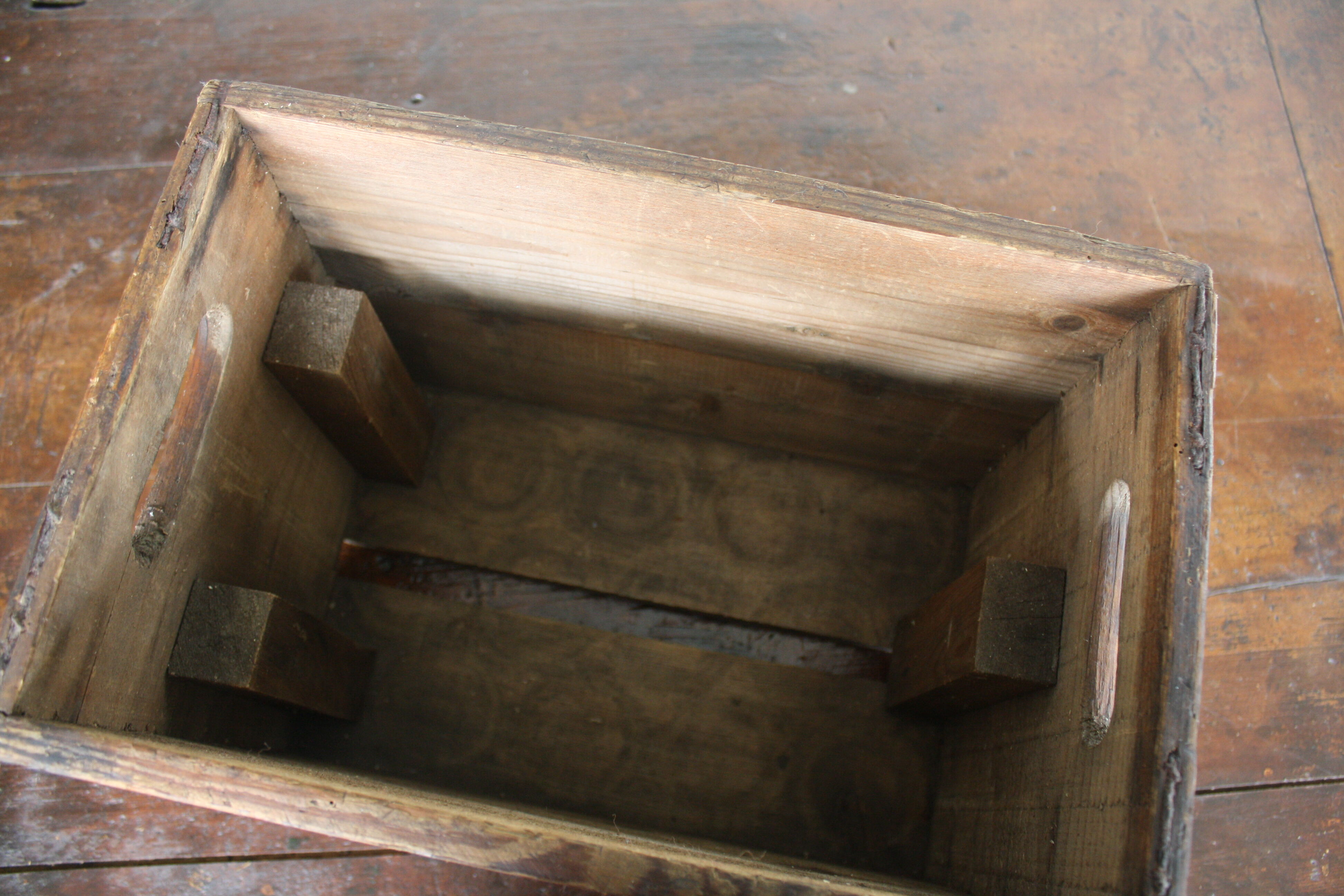 Wooden crate for Camwal water bottles