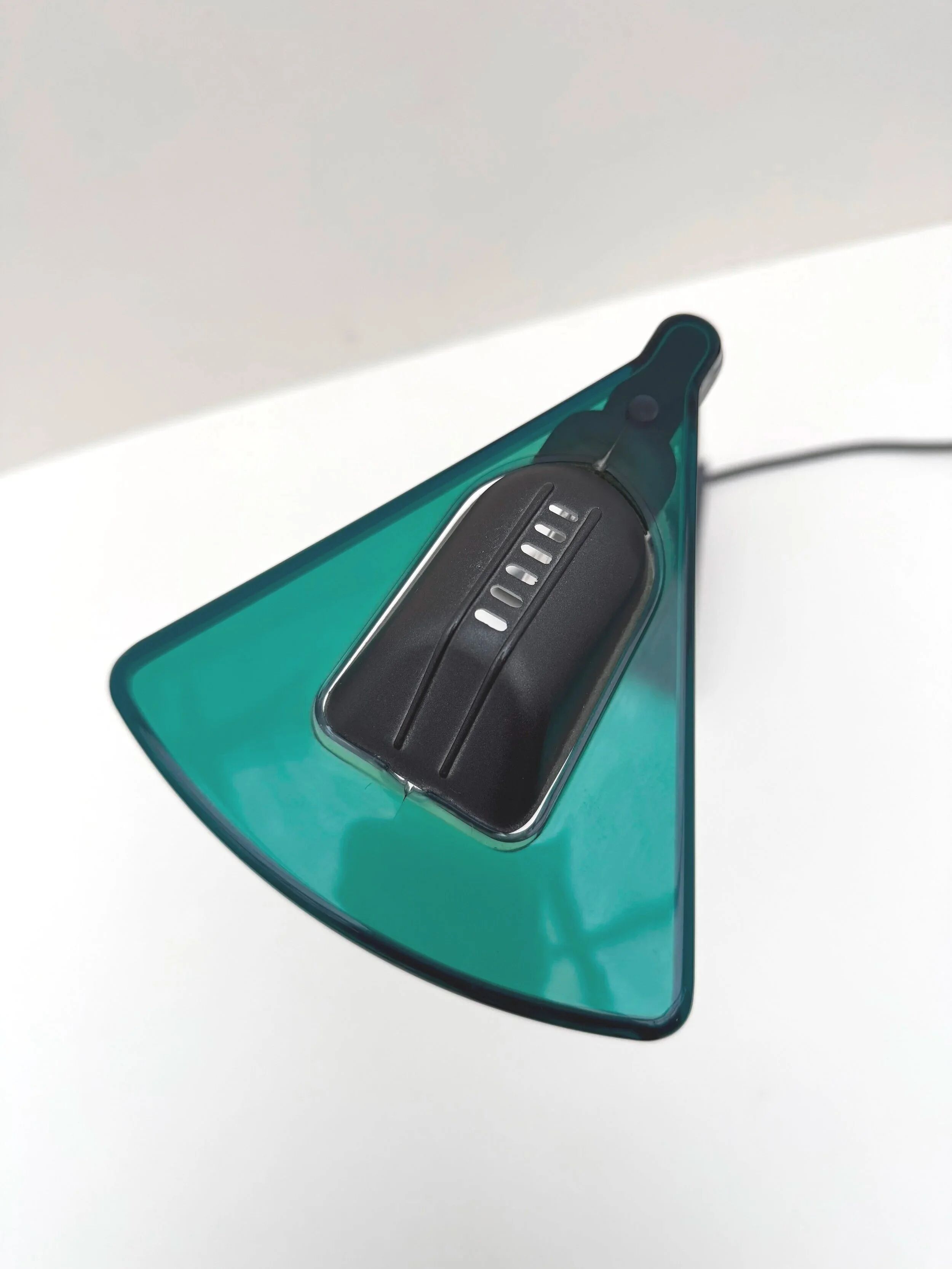 Lampe de bureau de arteluce en métal et plastique, italie 1980