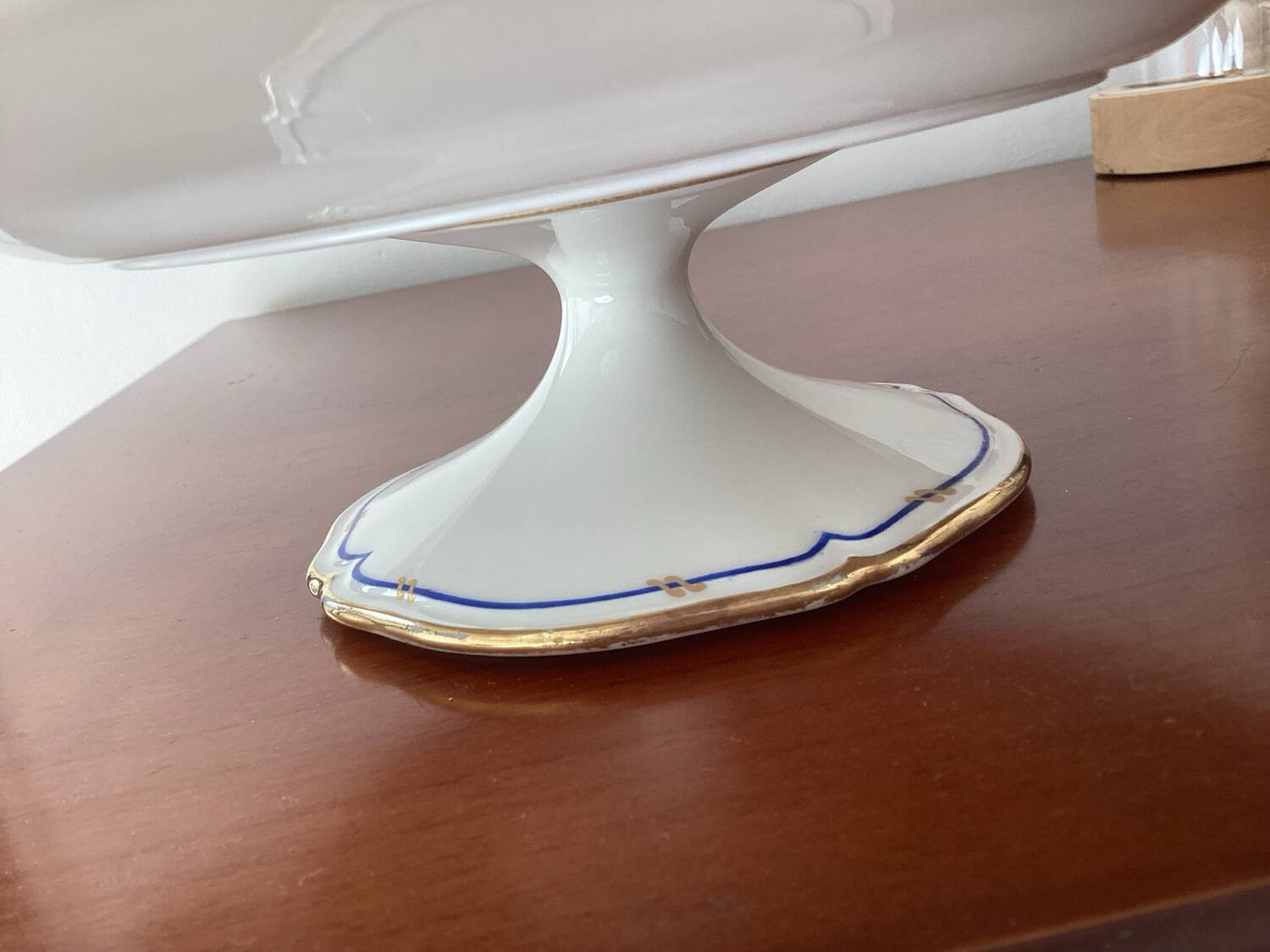 Dish on porcelain pedestal E. BOURGEOIS