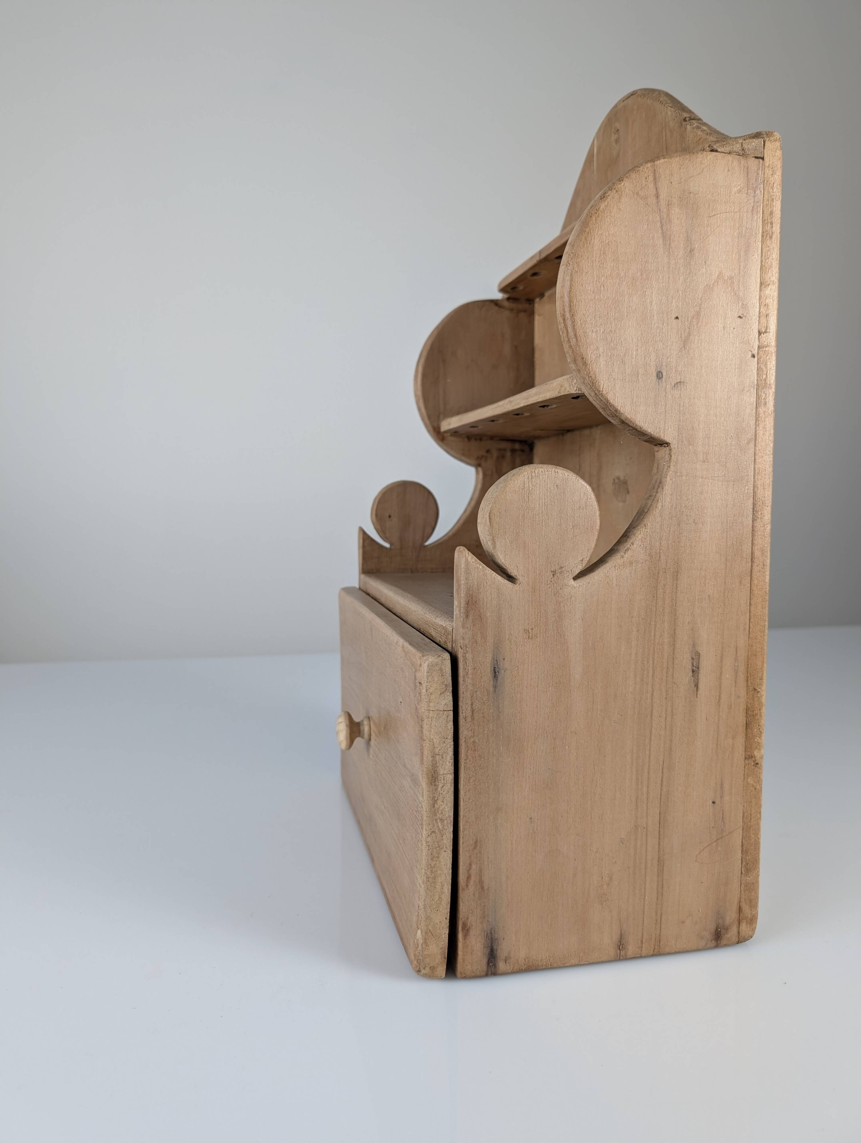 Étagère en pin sculpté à la main, style art populaire, 1 tiroir, 1950
