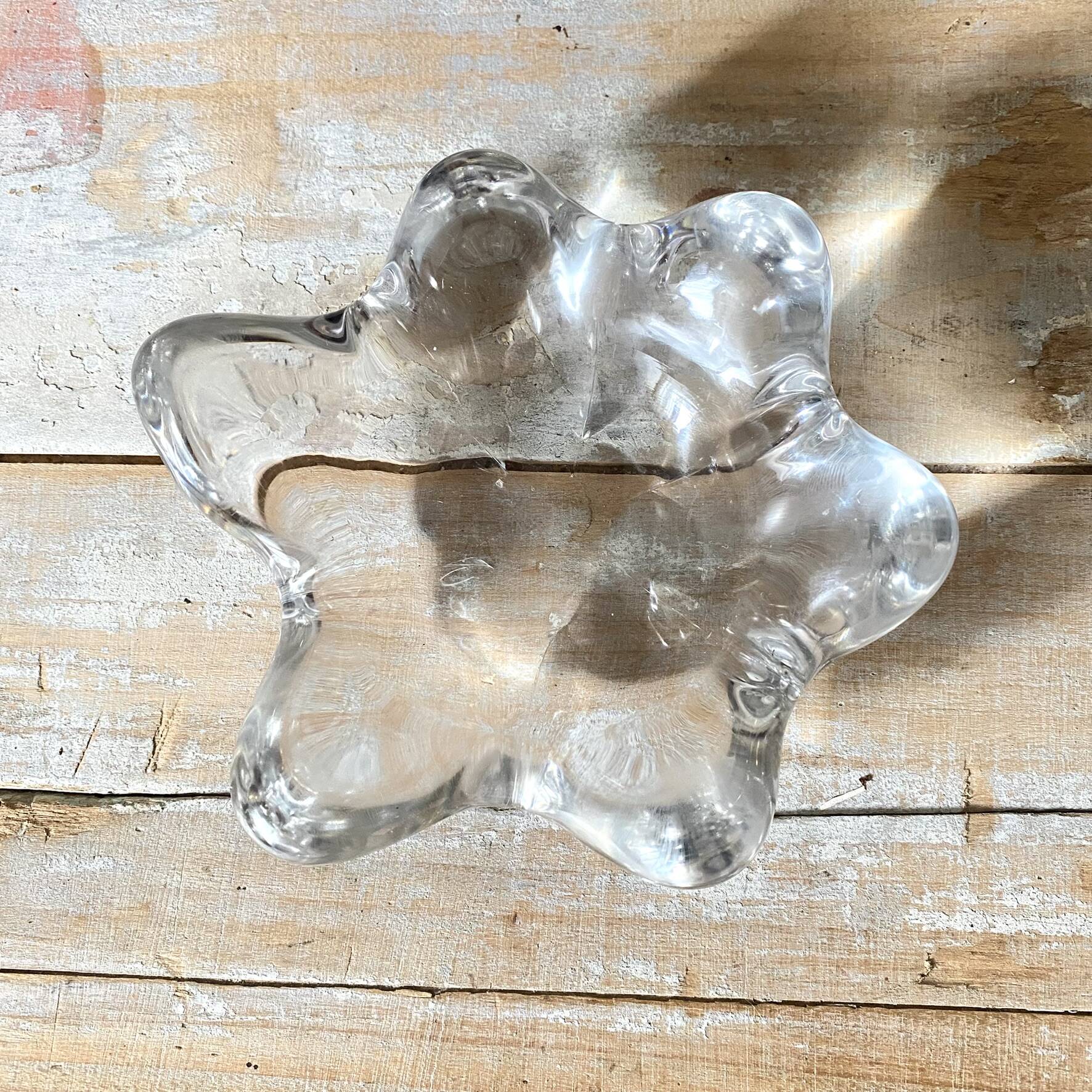 Ashtray in glass crystal in the shape of a star.
