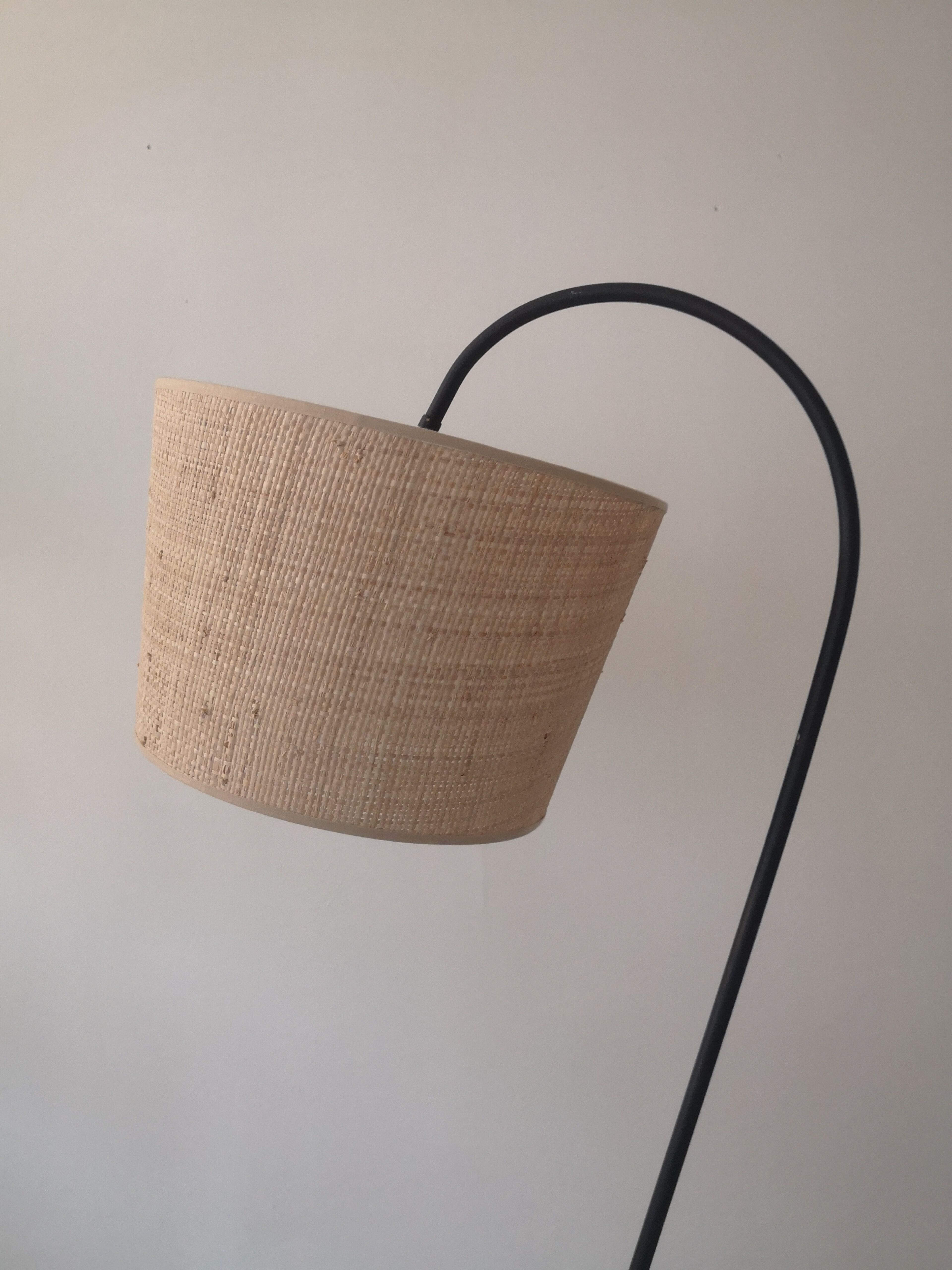 Vintage wire floor lamp/reading lamp in metal and wicker, 1960