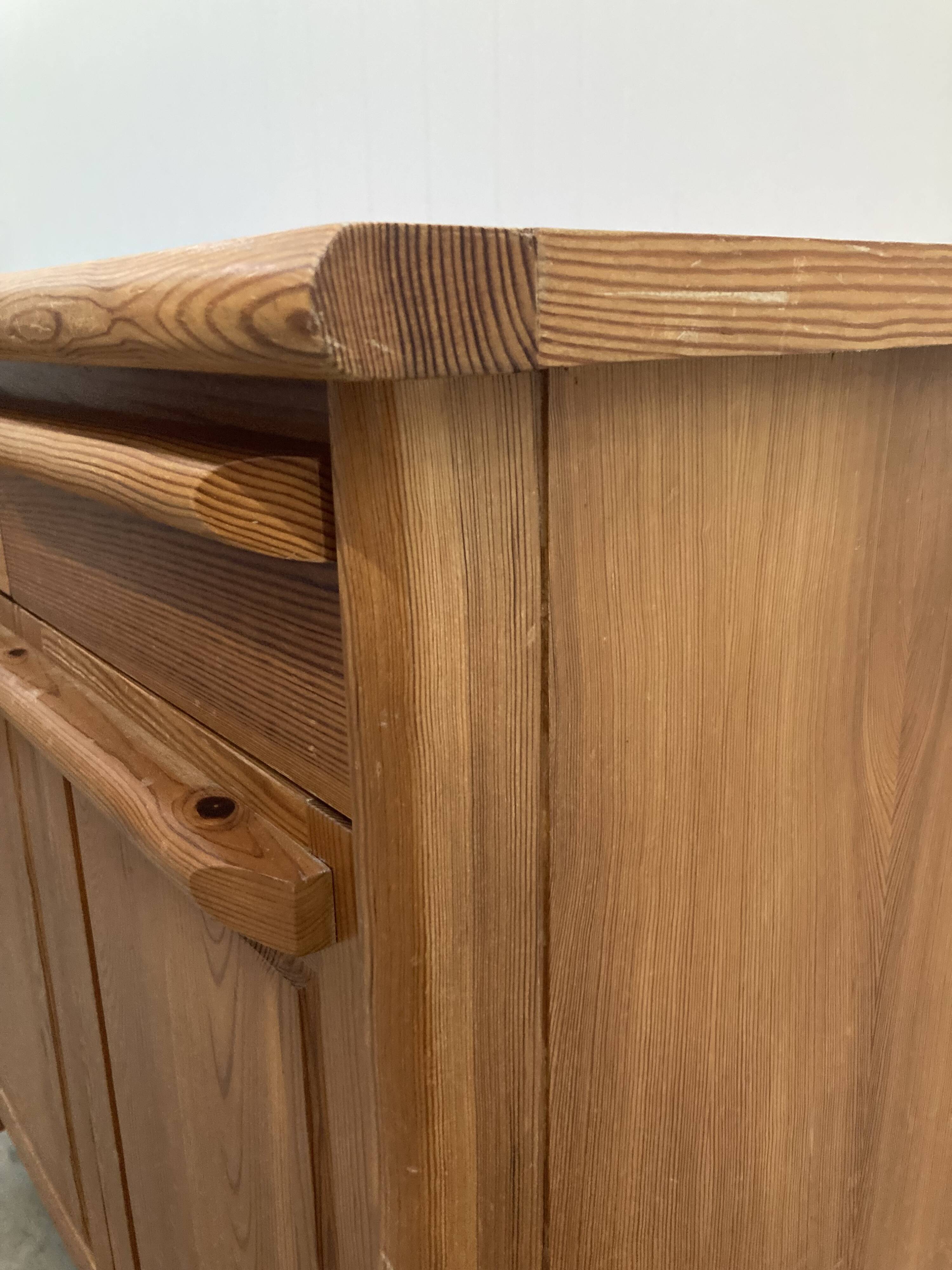 Buffet vintage en pin des années 70