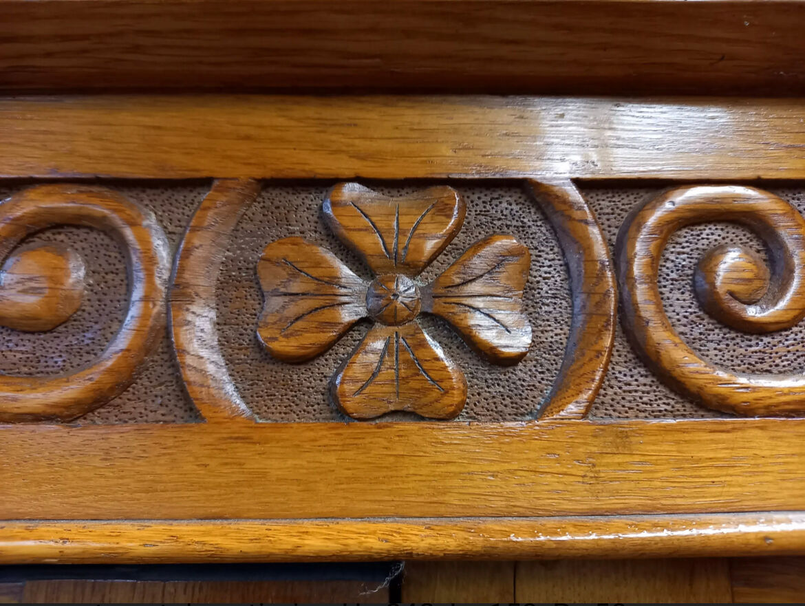 Armoire en chêne sculpté Louis Philippe