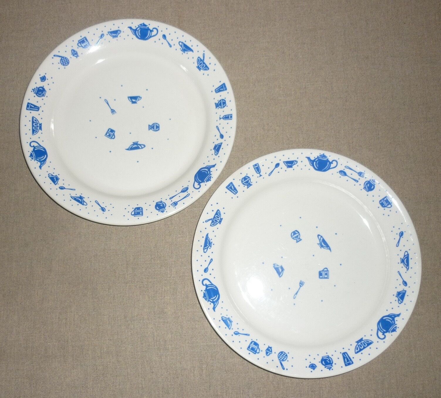Set of 2 plates naïve blue décor on white background