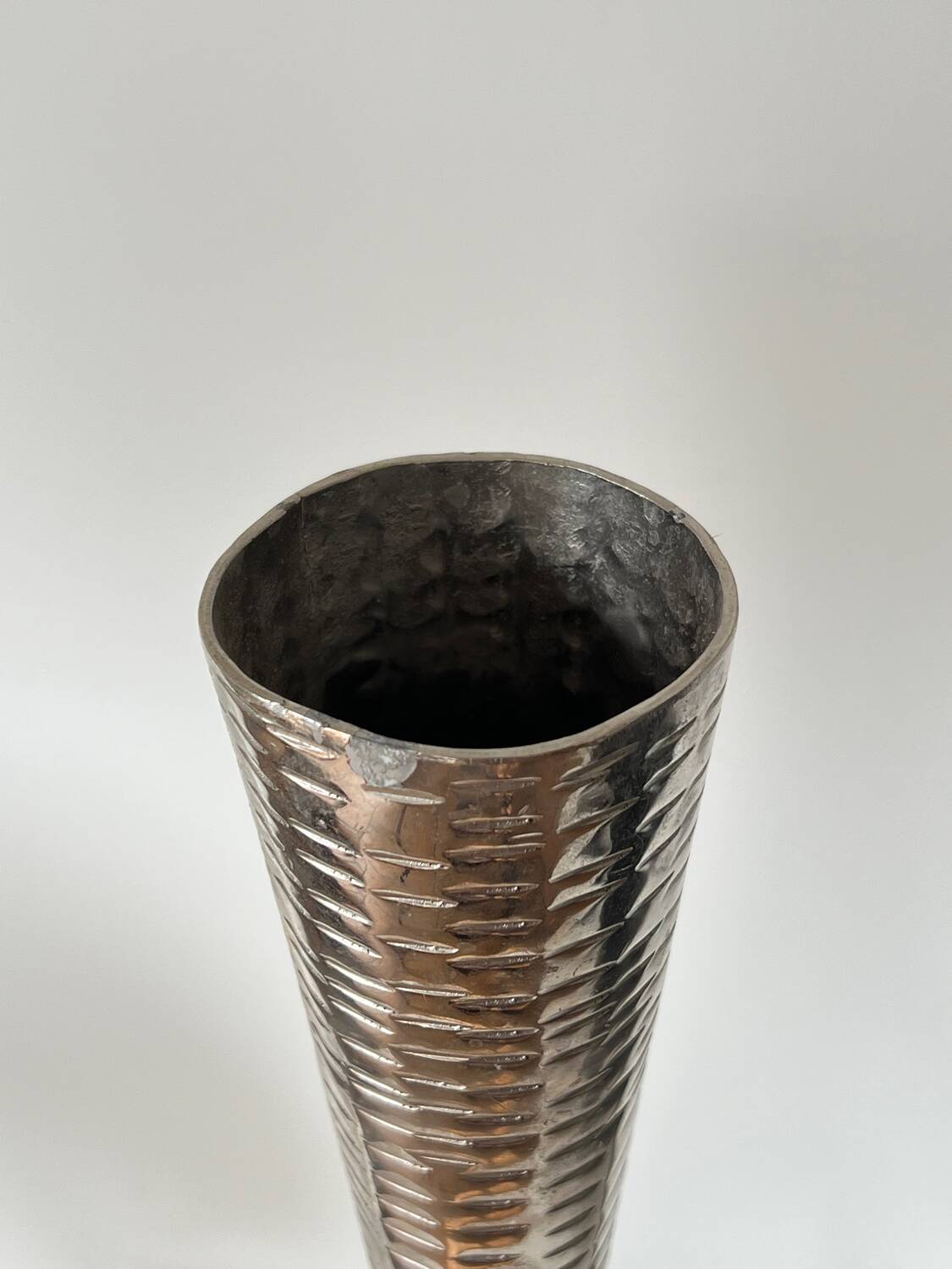 Vase losange en métal griffé argenté