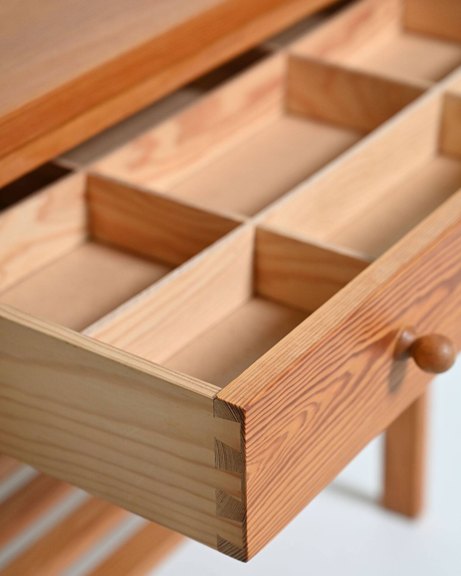Table d'appoint en pin scandinave, années 1950