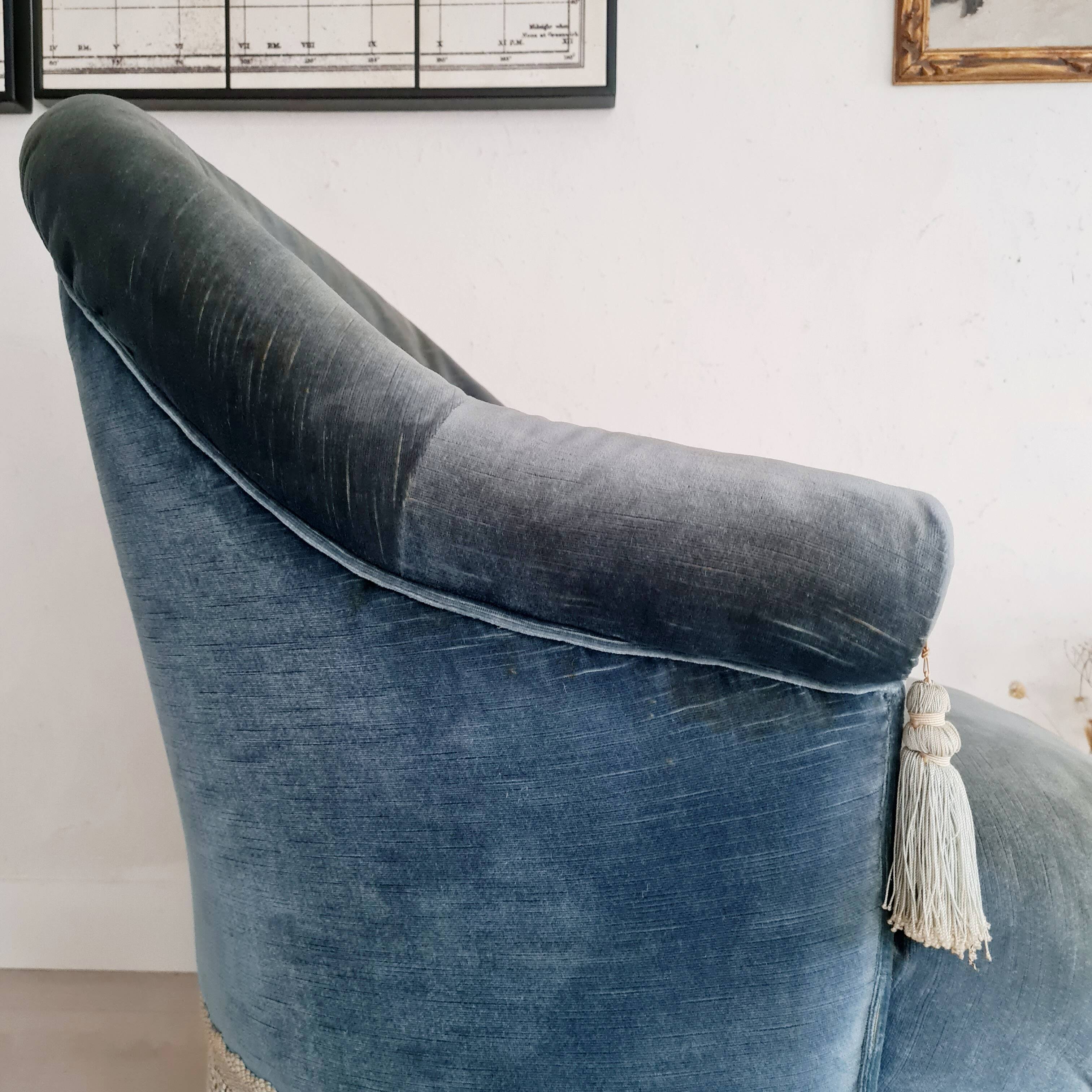 Blue velvet toad armchair with fringes