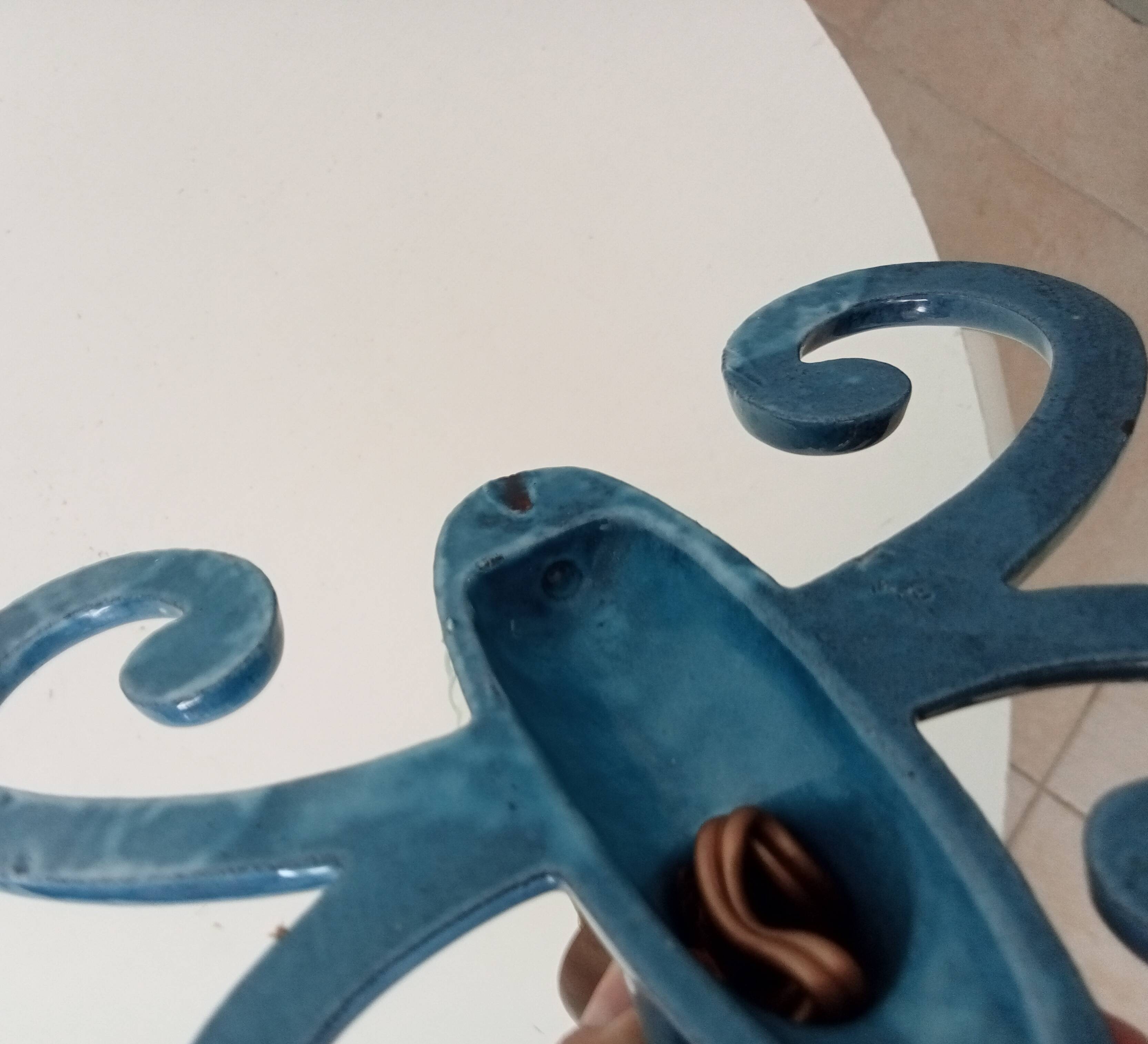 Antique wall light in enamelled cast iron.