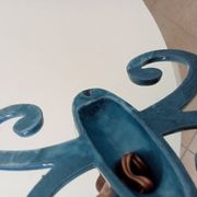Antique wall light in enamelled cast iron.
