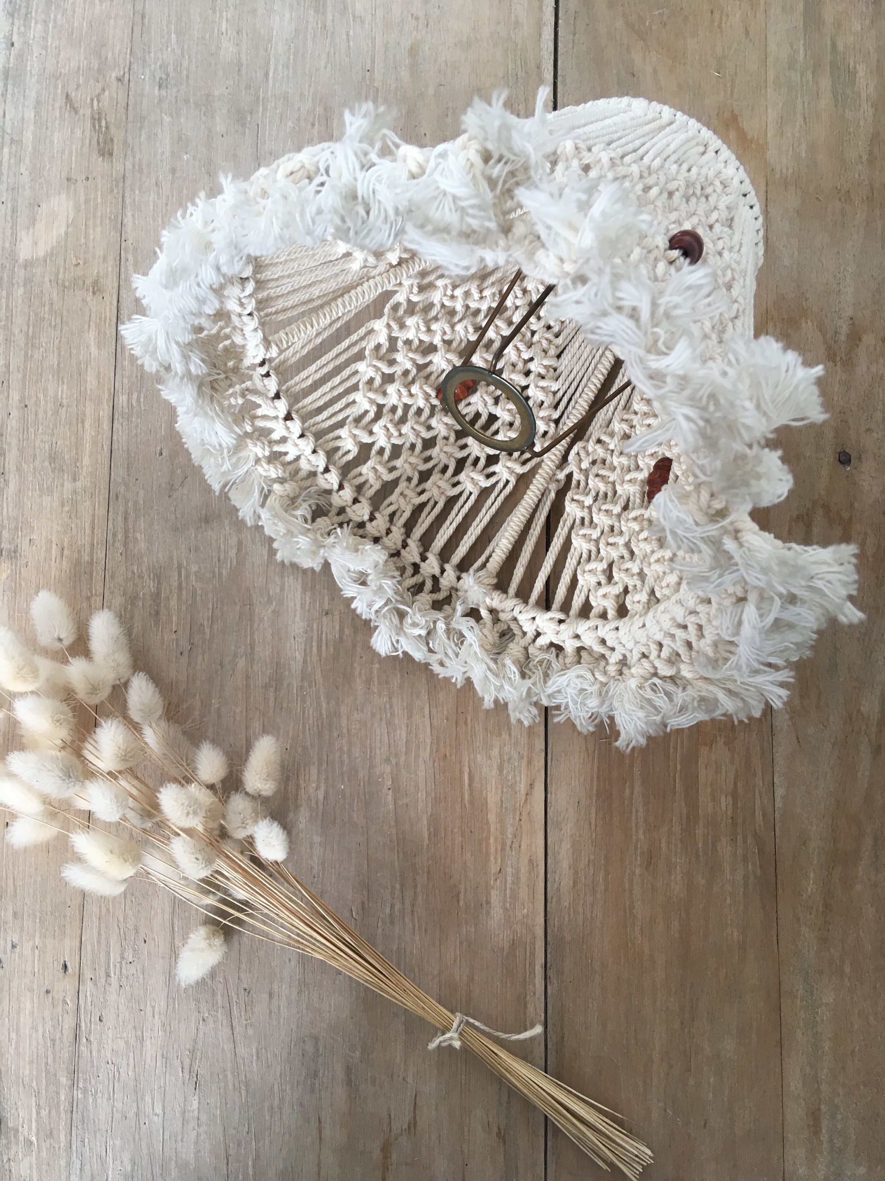 Abat-jour en macramé et perles de bois