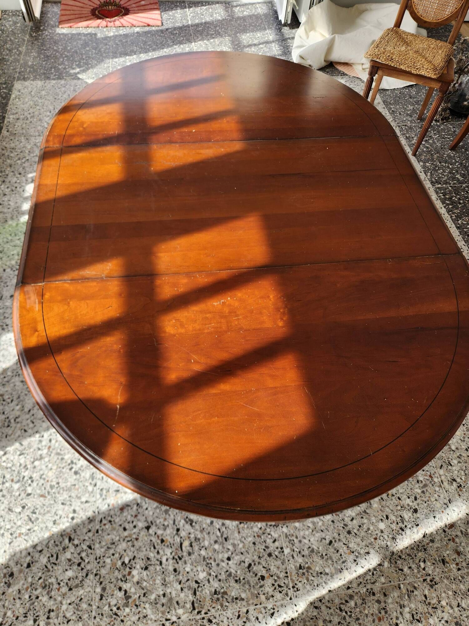 Round table with central leg 110cm extendable to 210cm