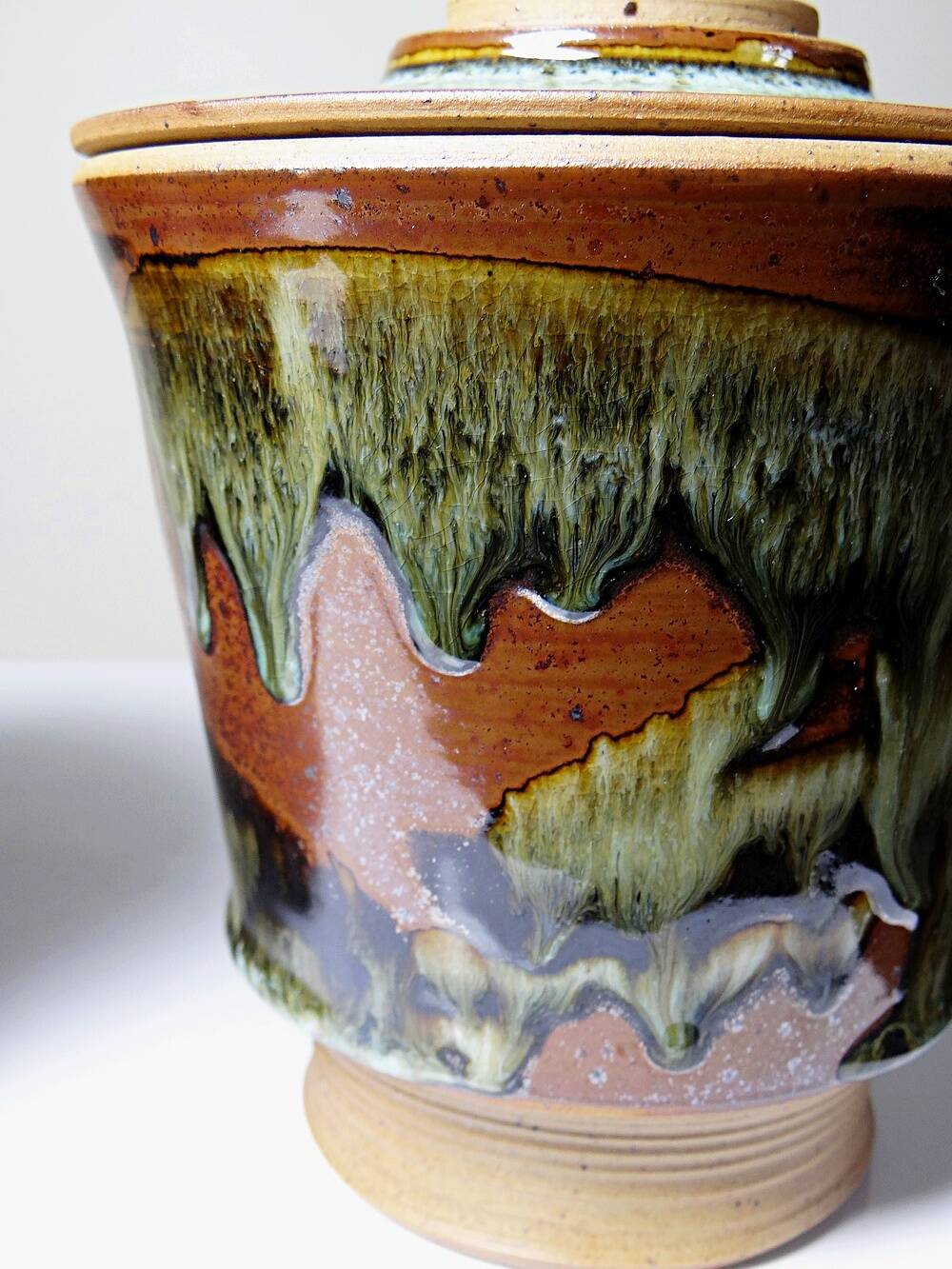 A pair of vintage stoneware pots from the 80s-90s with a Japanese style, signed handmade pottery.