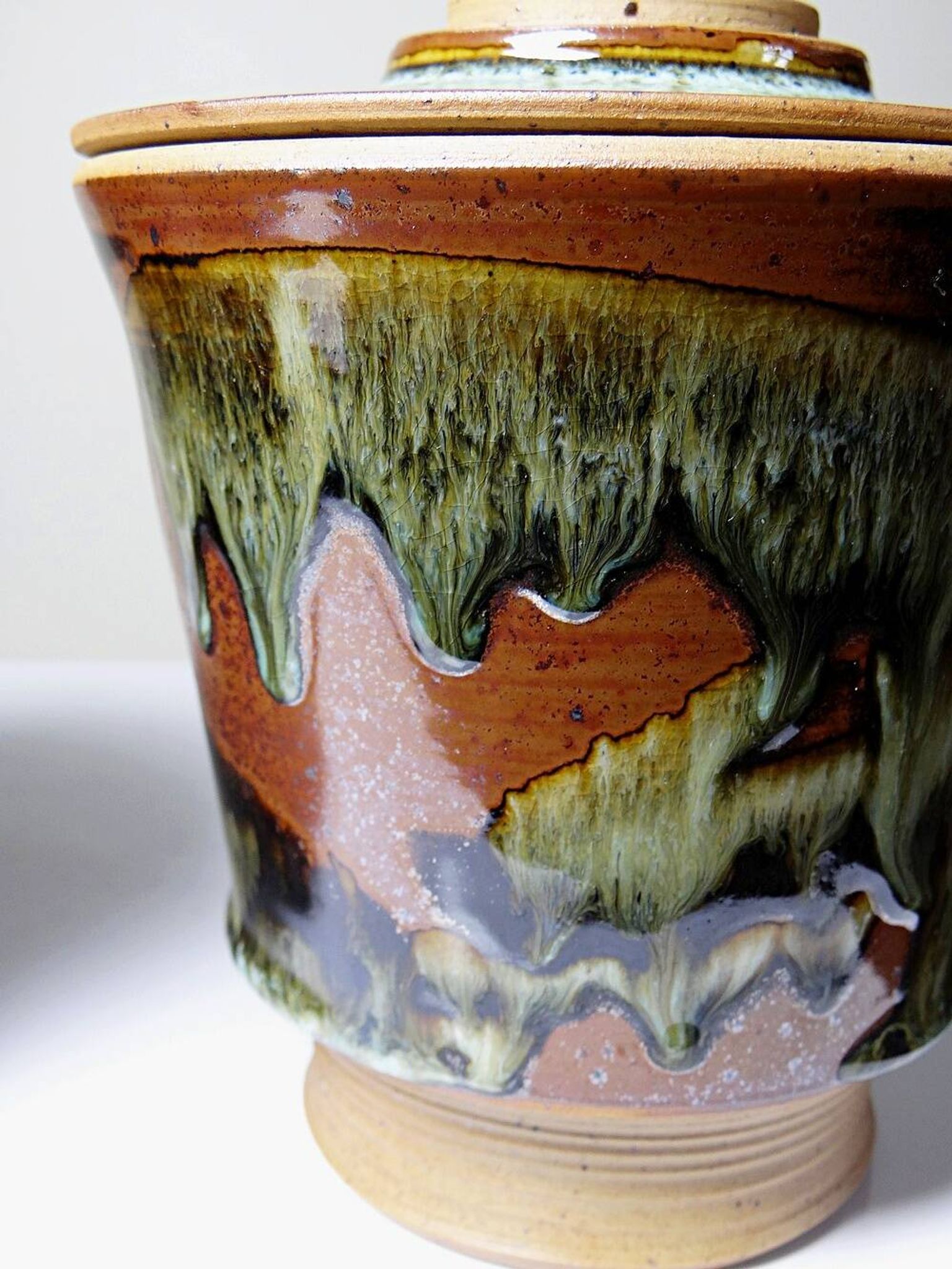 A pair of vintage stoneware pots from the 80s-90s with a Japanese style, signed handmade pottery.