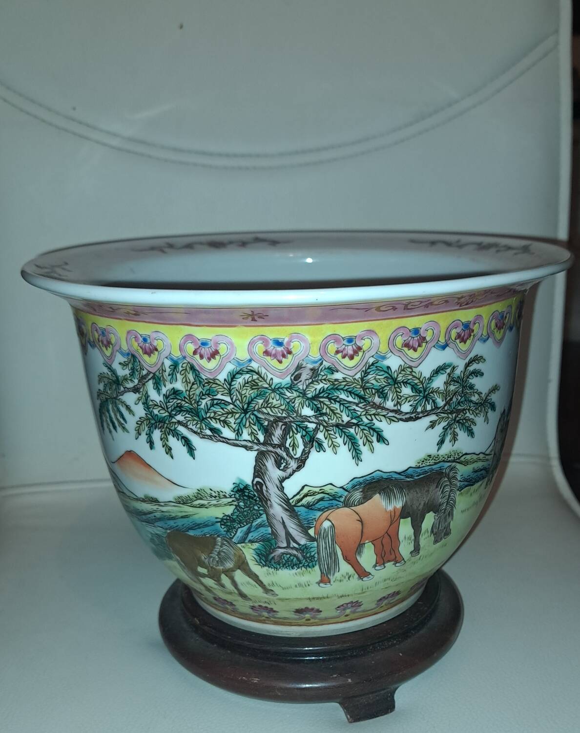 Hidden Chinese porcelain pot. Rose Family.