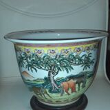 Hidden Chinese porcelain pot. Rose Family.