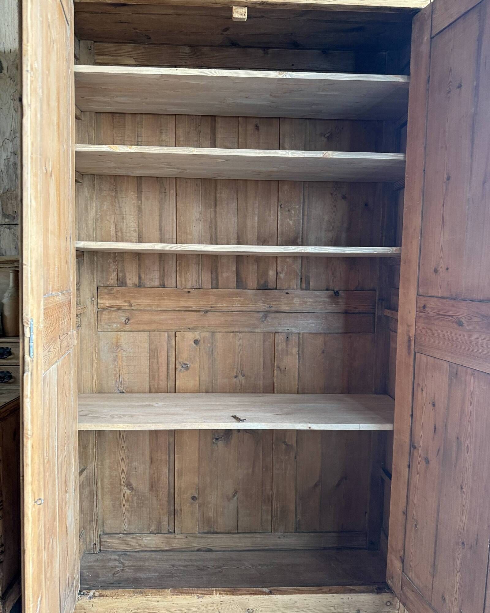 Armoire lingère ancienne en pin massif (rénovée)