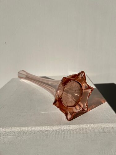 Vase soliflore en verre soufflé rose vintage