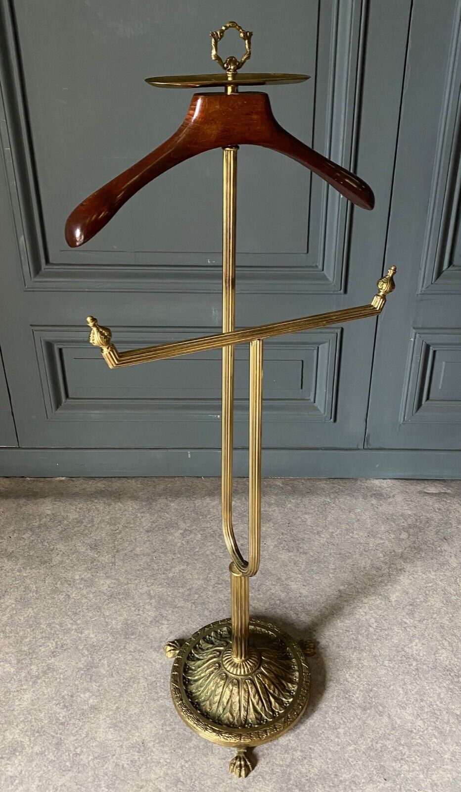 Valet de nuit travail français pieds griffes 1960 brass and wood