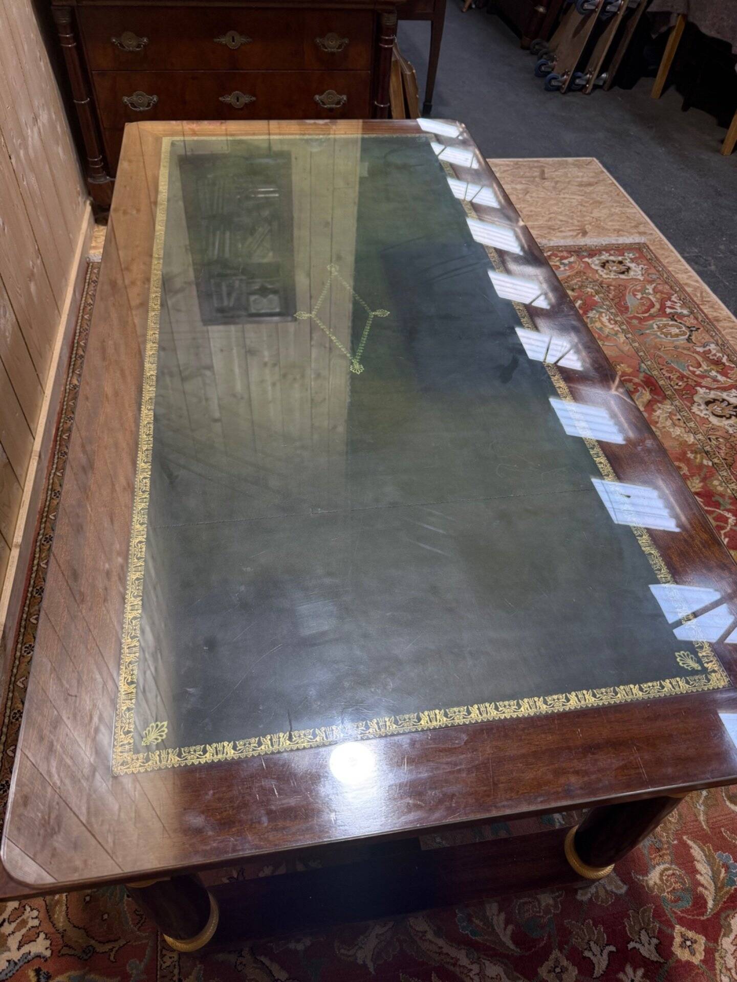 Bureau plat de style Empire en acajou et cuir vert