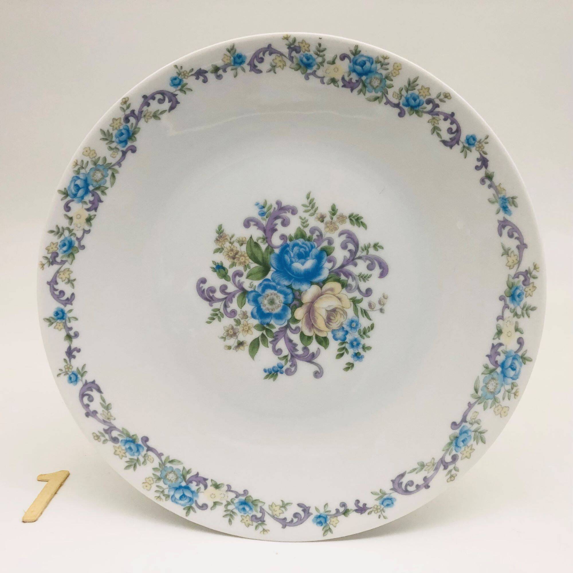 Dessert service Porcelain art, gold cup of good French taste