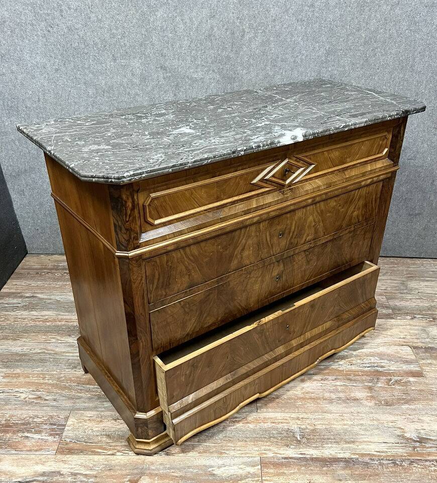 Louis Philippe period chest of drawers in burr walnut circa 1830