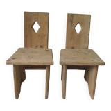 2 vintage chairs in brutalist style made of pitch pine with a waxed finish.