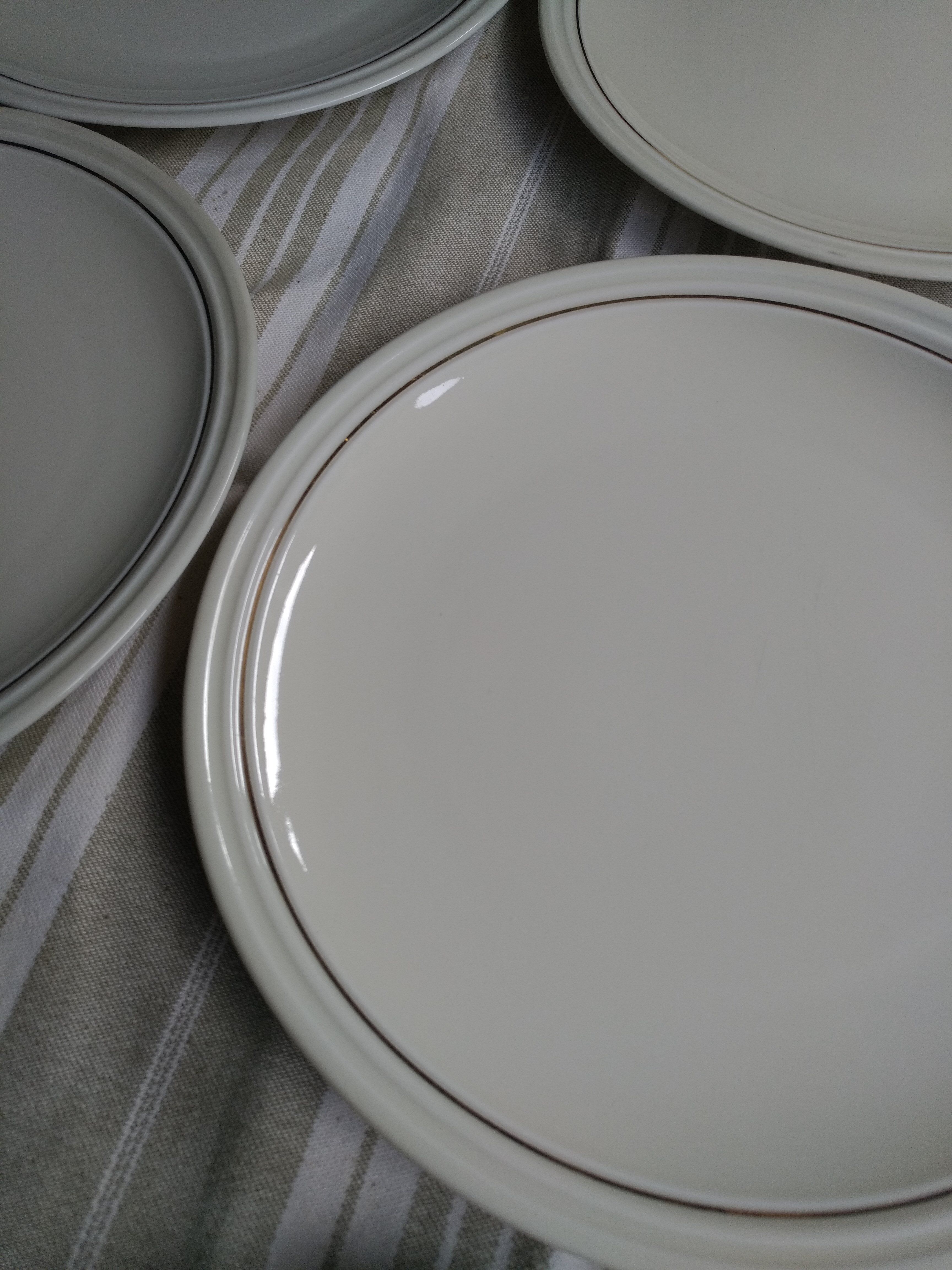 Set of 12 flat plates
