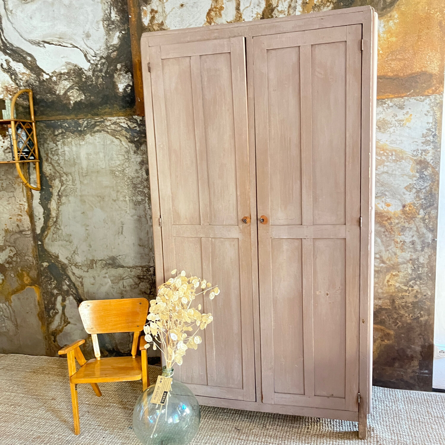 Armoire parisienne dans sa jolie patine