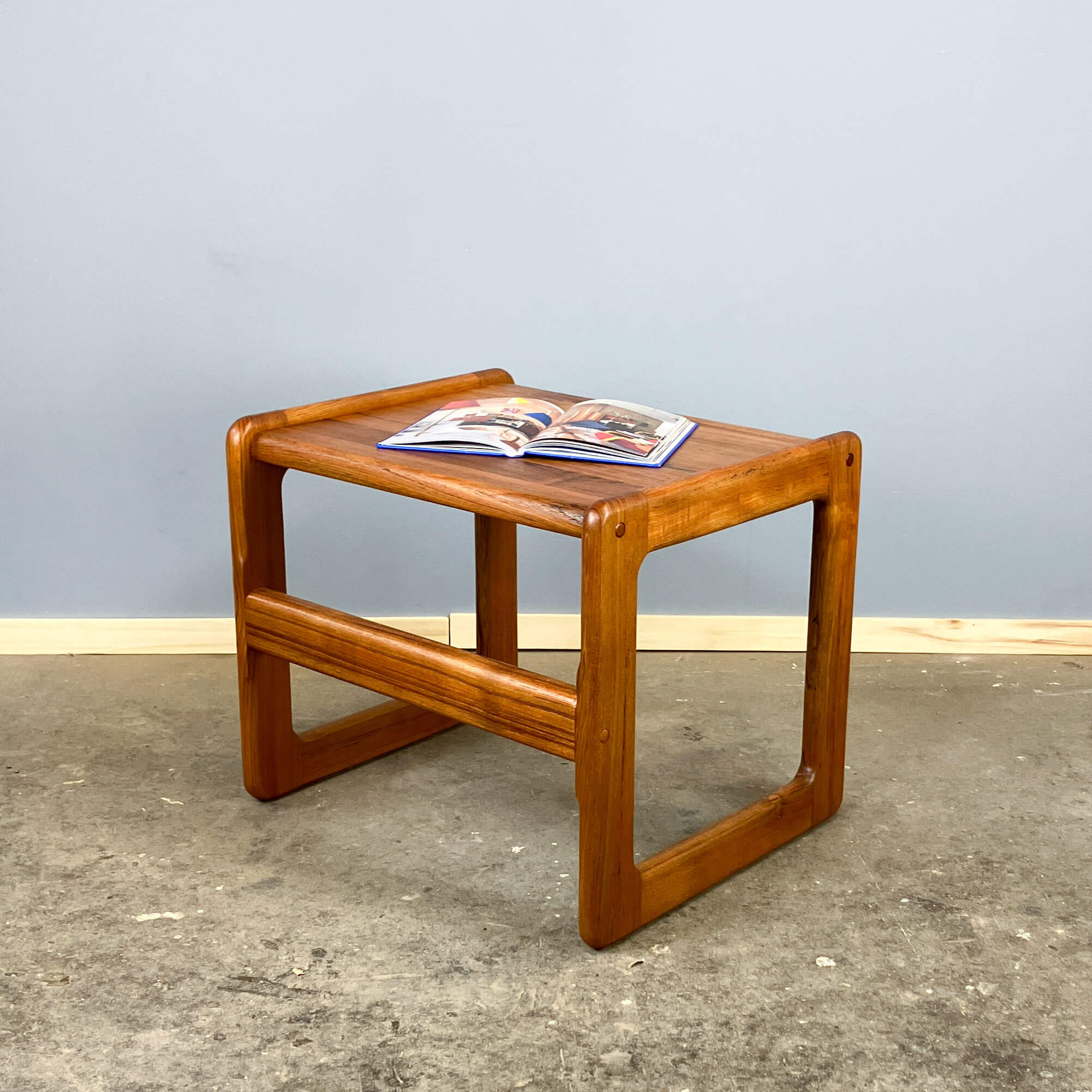 Table d'appoint, teck massif, années 1960