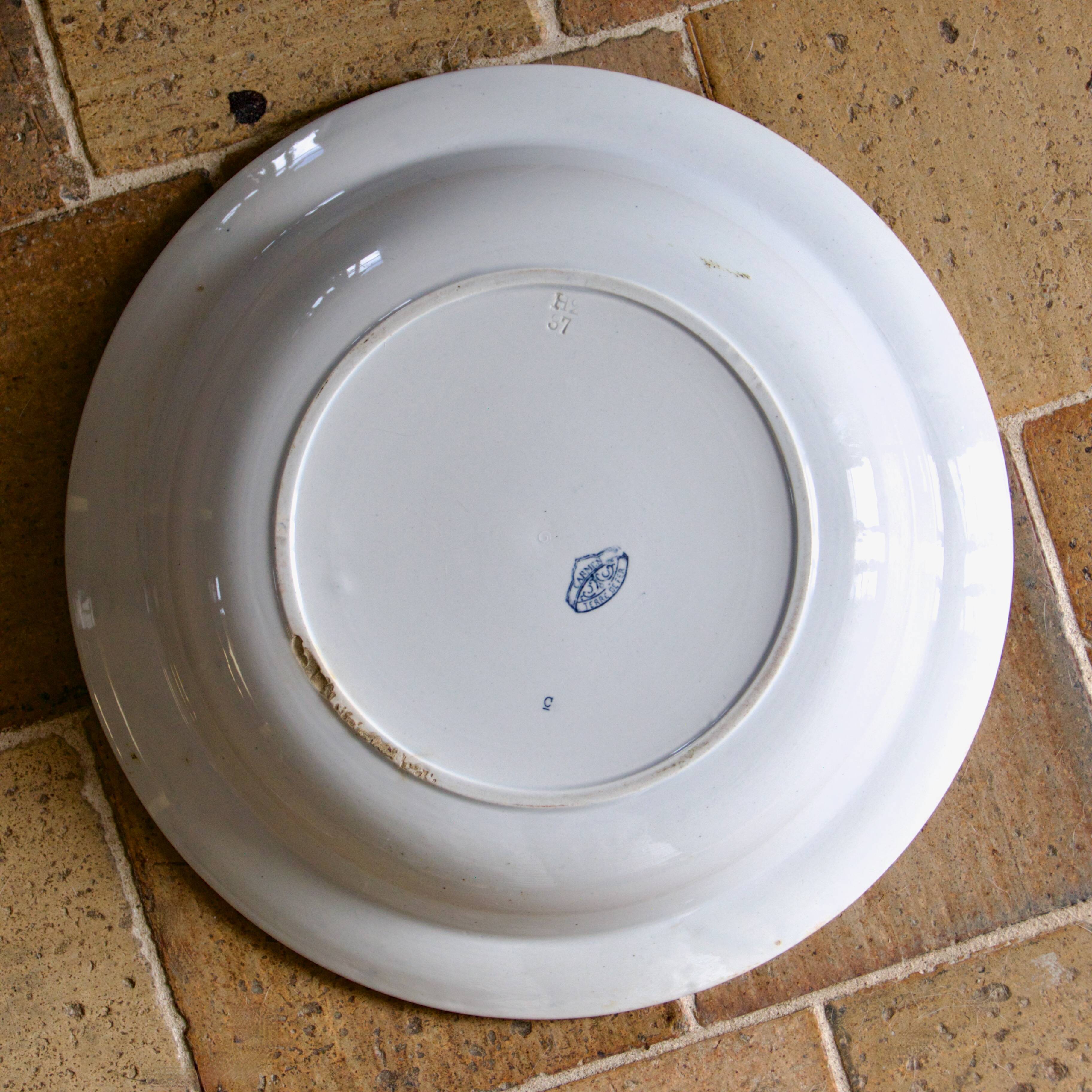 Plat creux en terre de fer Sarreguemines "Carmen", XIXe s.