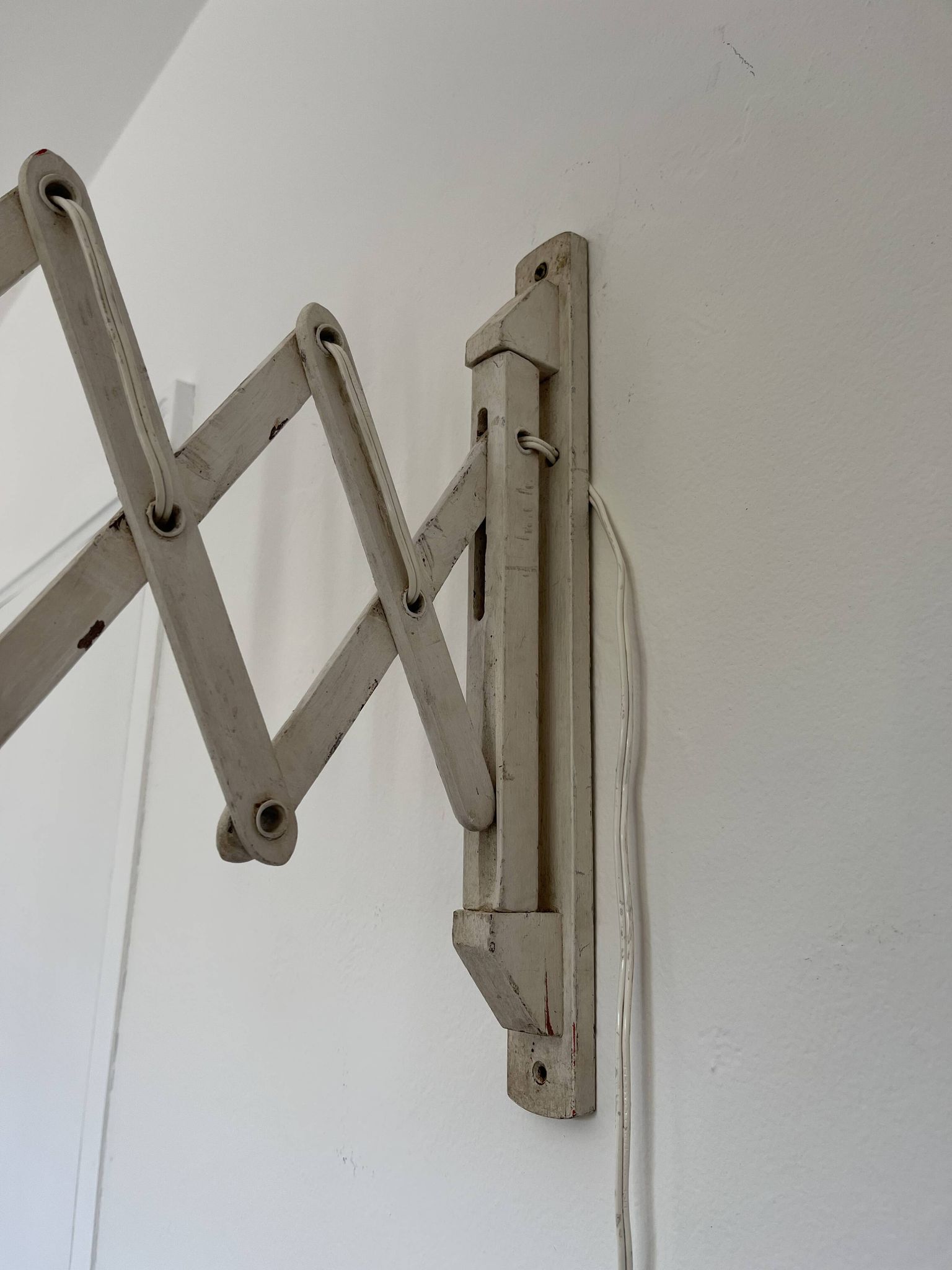 Scandinavian "accordion" or "scissors" wall light in white lacquered wood from the 60s and 70s