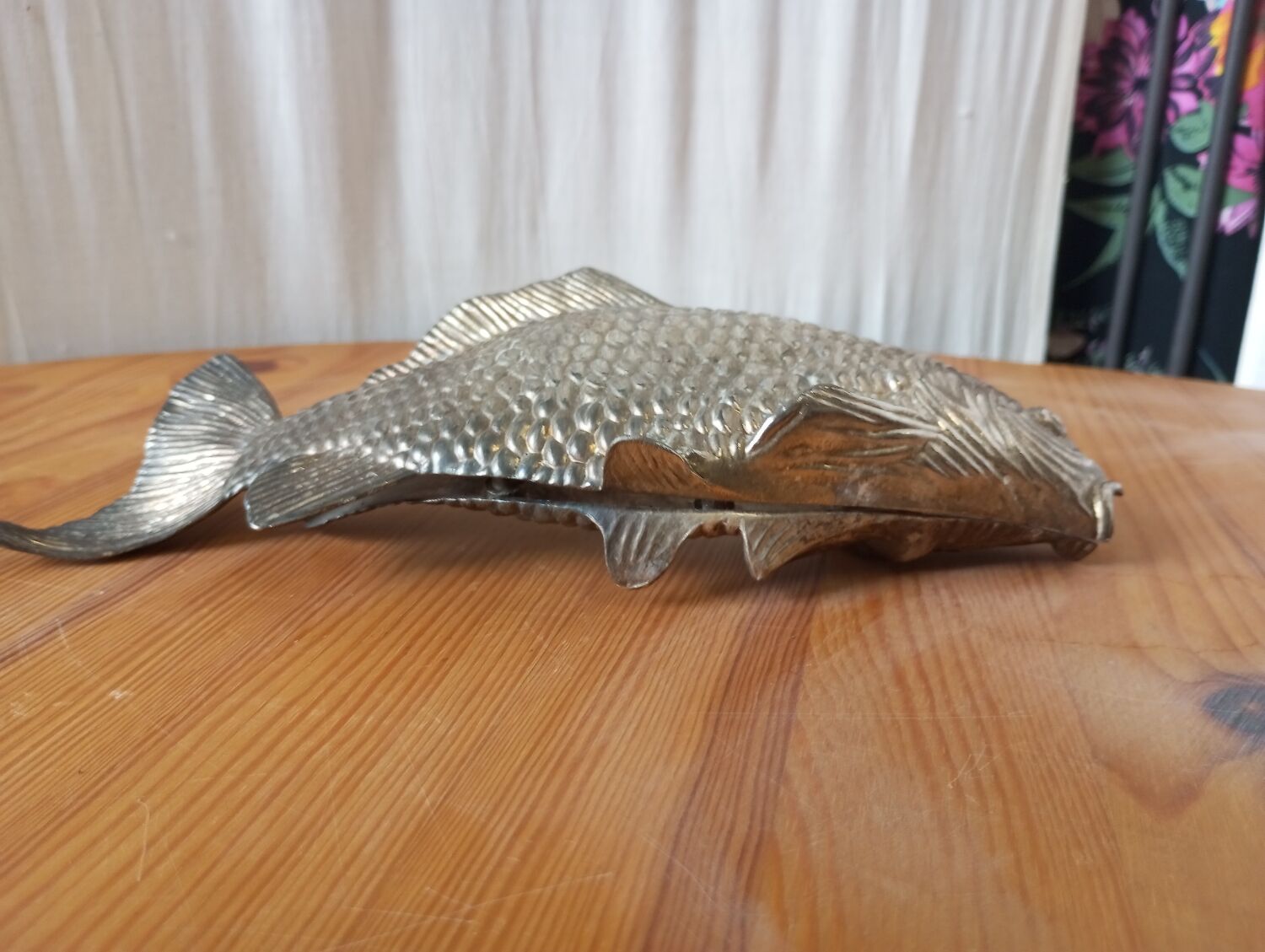 Poisson porte-serviette en métal argenté