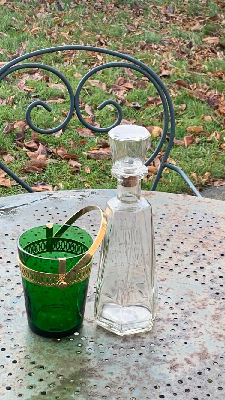Service a whisky compose d'une carafe en verre transparent
