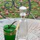 Service a whisky compose d'une carafe en verre transparent