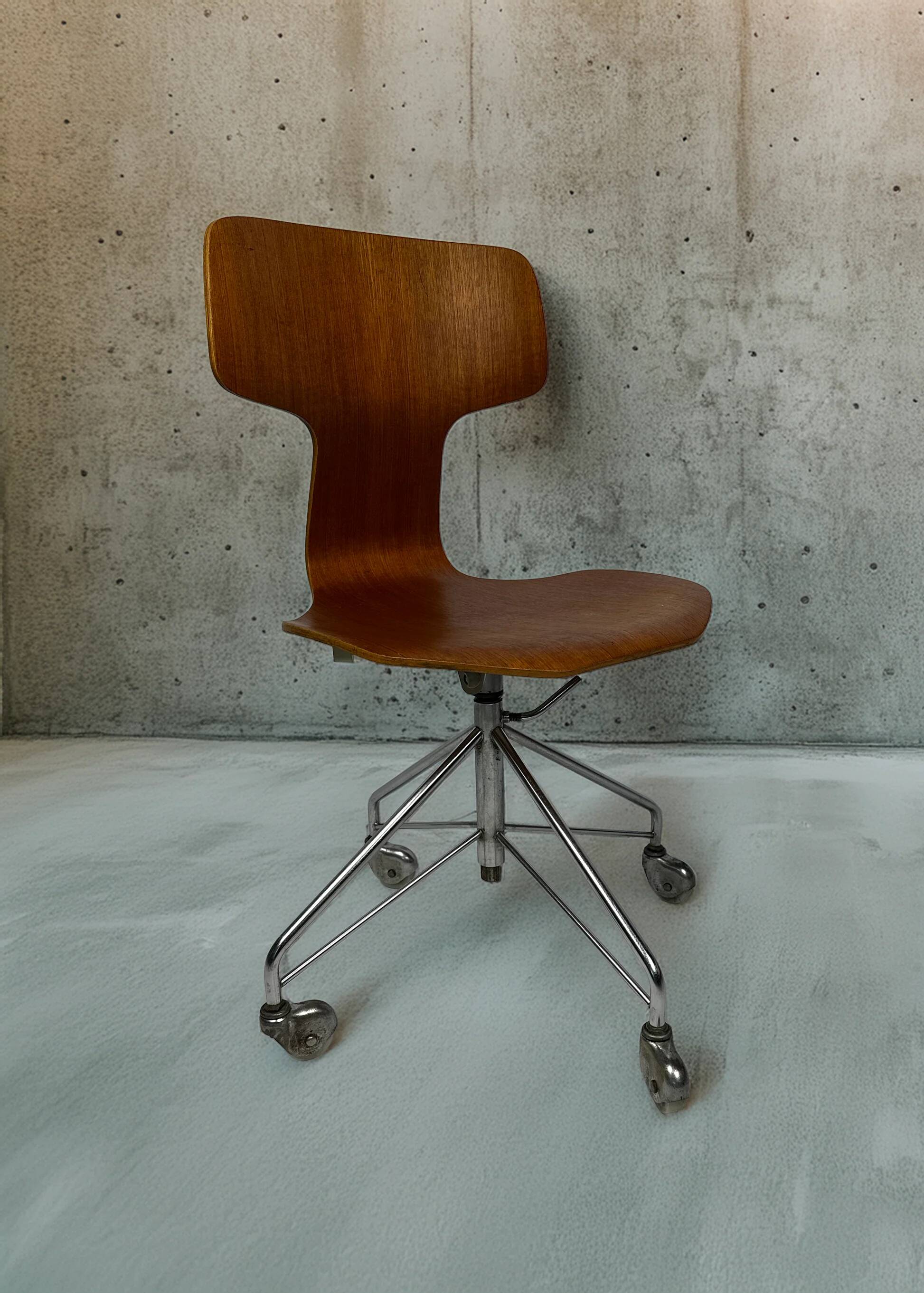 Vintage office chair 3113 by Arne Jacobsen for Fritz Hansen (1971)