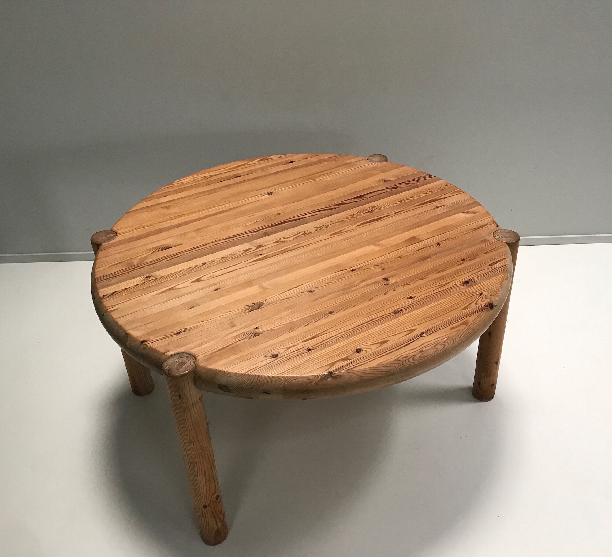 Brutalist pine extendable round dining table by Rainer Daumiller for Hirtshals Savvaerk 1970s