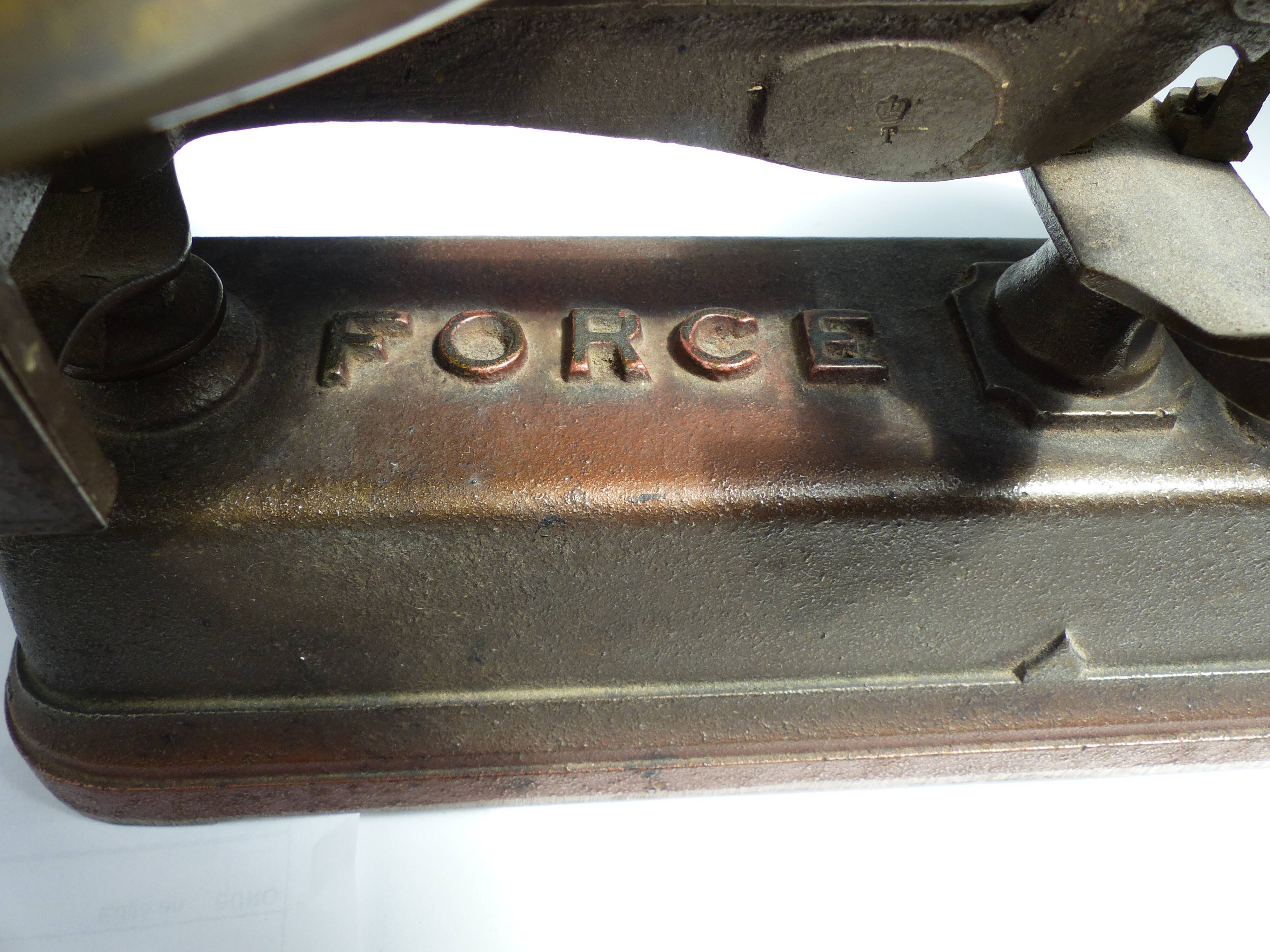 Old 1kg balance with full weight box